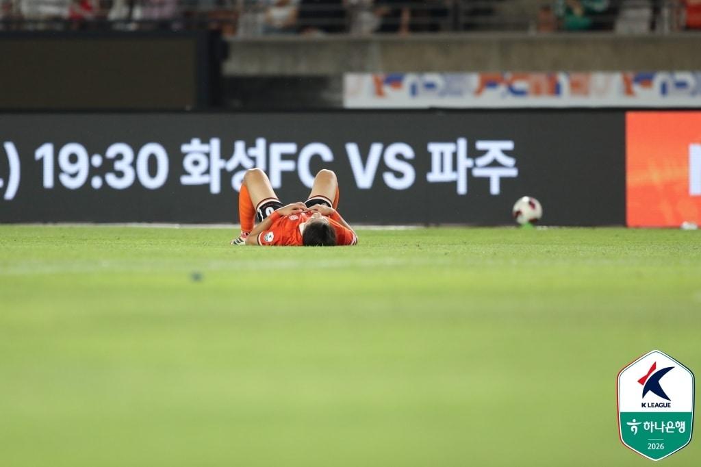 본문 이미지 - 화성과 수원의 경기 후 아쉬워하는 화성 선수(한국프로축구연맹 제공) 