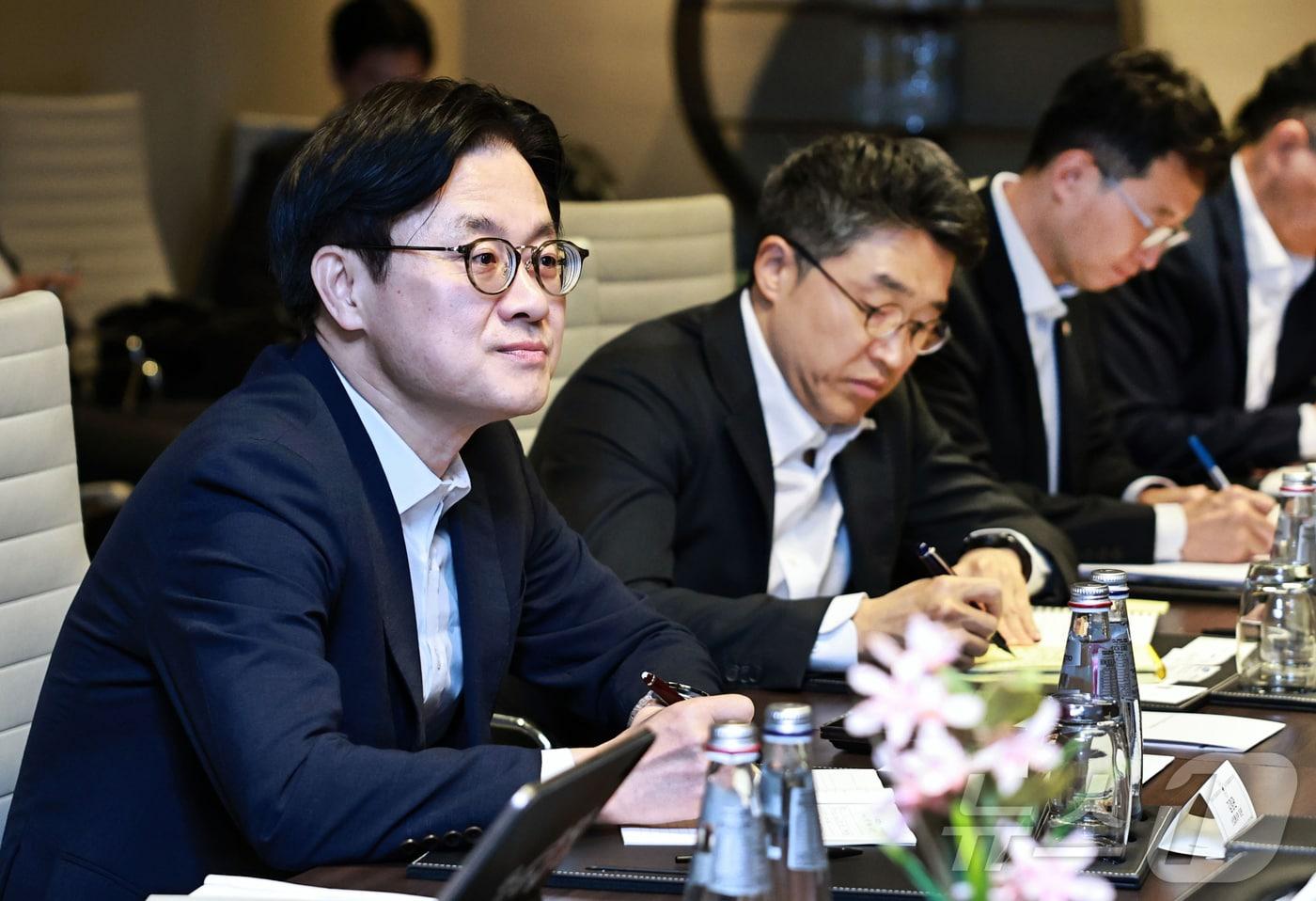 본문 이미지 - 김정관 산업통상부 장관이 15일(현지시간) 카타르 로타나 호텔에서 삼성물산, 현대건설, 한화엔진, 두산에너빌리티, 대한무역투자진흥공사 등 카타르 현지에 진출한 우리 기업 및 지원기관 관계자등이 참석한 가운데 카타르 현지진출 기업 간담회'를 주재하고 있다. (산업통상부 제공, 재판매 및 DB 금지) 2026.6.15 ⓒ 뉴스1 김진환 기자