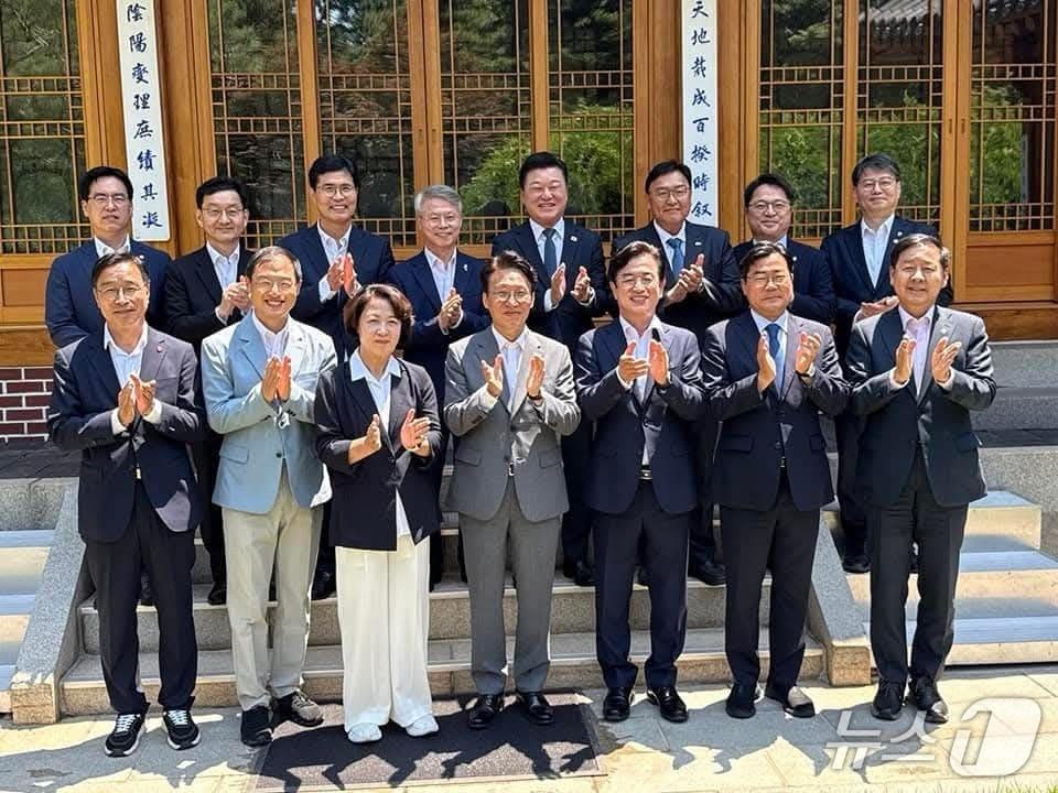 본문 이미지 - 신용한 충북도지사 당선인(뒷줄 왼쪽부터 다섯번째)은 김민석 국무총리를 만나 2차 공공기관 이전 등 지역 주요 현안 사업에 대해 지원을 요청했다.(신용한 당선인 측 제공. 재판매 및 DB금지)/뉴스1  
