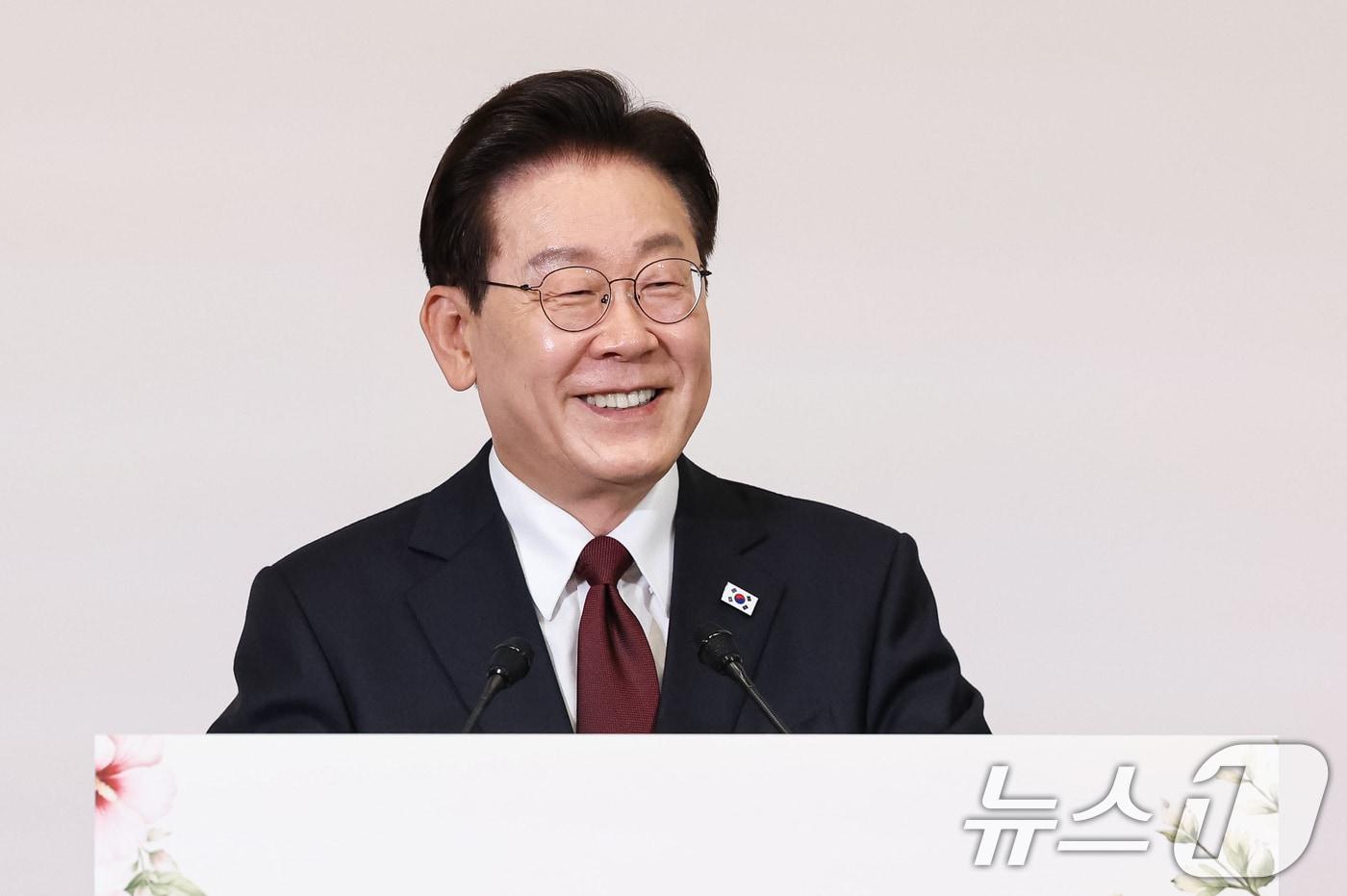 본문 이미지 - 이재명 대통령이 15일(현지시간) 이탈리아 로마 한 호텔에서 열린 동포 오찬간담회에서 발언을 하고 있다. 2026.6.15 ⓒ 뉴스1 허경 기자