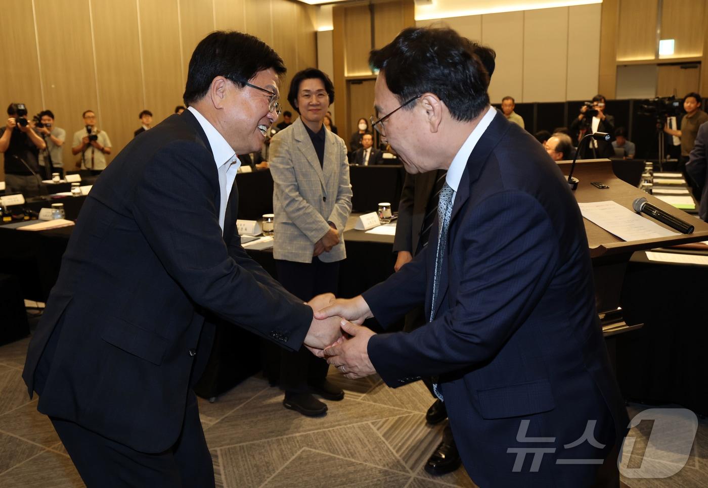 본문 이미지 - 최교진 교육부 장관(왼쪽)과 정근식 서울시교육감이 15일 세종 코트야드 바이 메리어트 호텔에서 열린 교육부 장관-국가교육위원장-전국 16개 시도교육감 당선인 간담회에서 인사를 나누고 있다. (서울시교육청 제공, 재판매 및 DB 금지) 2026.6.15 ⓒ 뉴스1 김진환 기자