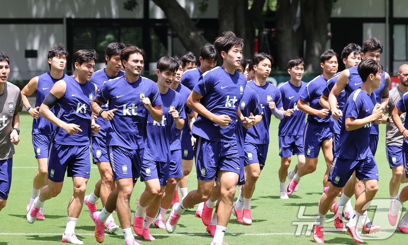 본문 이미지 - 2026 북중미 월드컵에 출전하는 대한민국 축구 국가대표팀 선수들이 15일(현지시간) 멕시코 과달라하라 인근 사포판에 위치한 베이스캠프 훈련장 치바스 바예 베르데에서 훈련을 하고 있다. 2026.6.16 ⓒ 뉴스1 임세영 기자