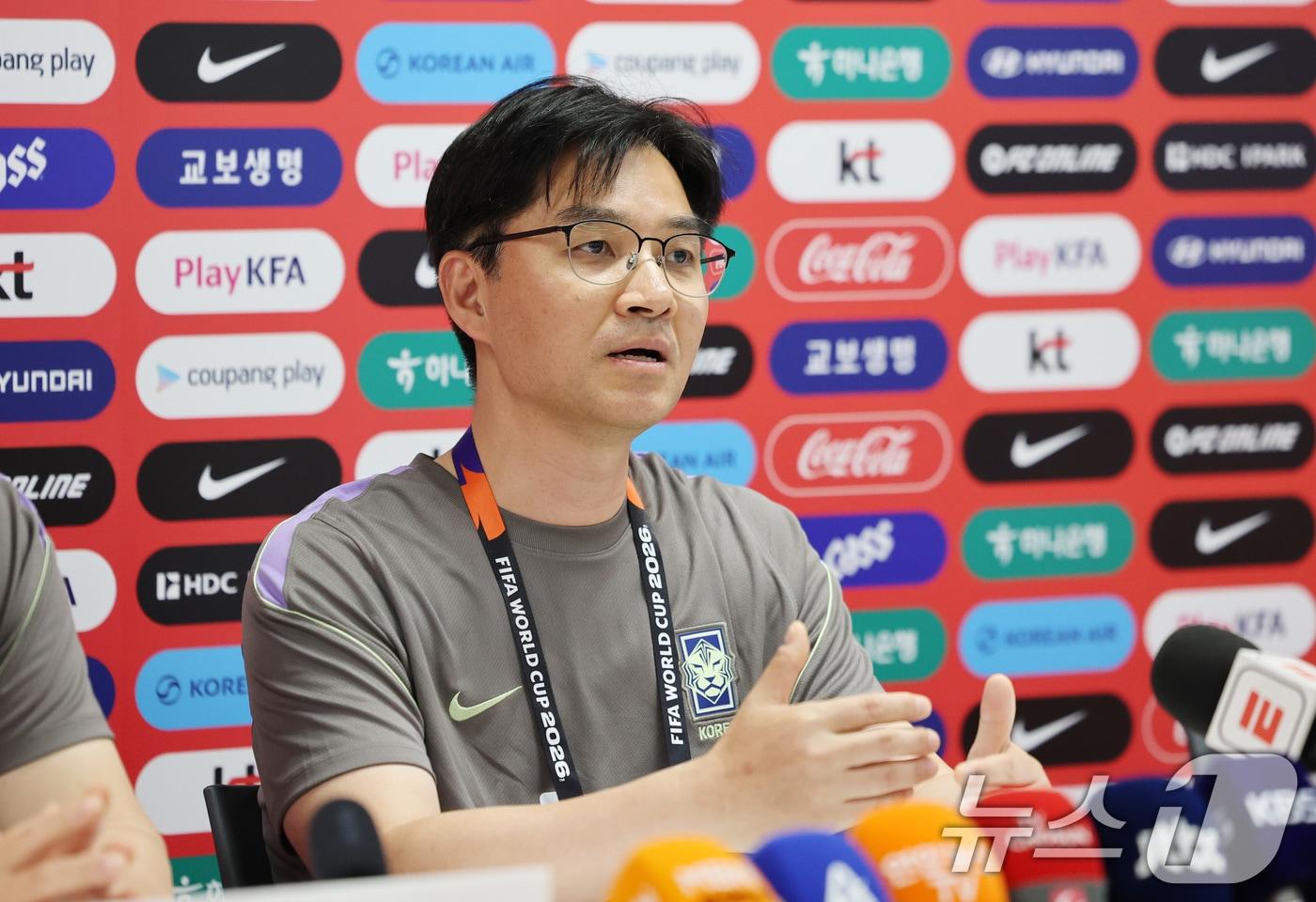 본문 이미지 - 대한민국 축구 국가대표팀의 한덕현 멘털 코치(중앙대 정신의학과 교수)가 15일(현지시간) 멕시코 과달라하라 인근 사포판 치바스 바예 베르데에서 취재진의 질문에 답하고 있다. 2026.6.16 ⓒ 뉴스1 박지혜 기자