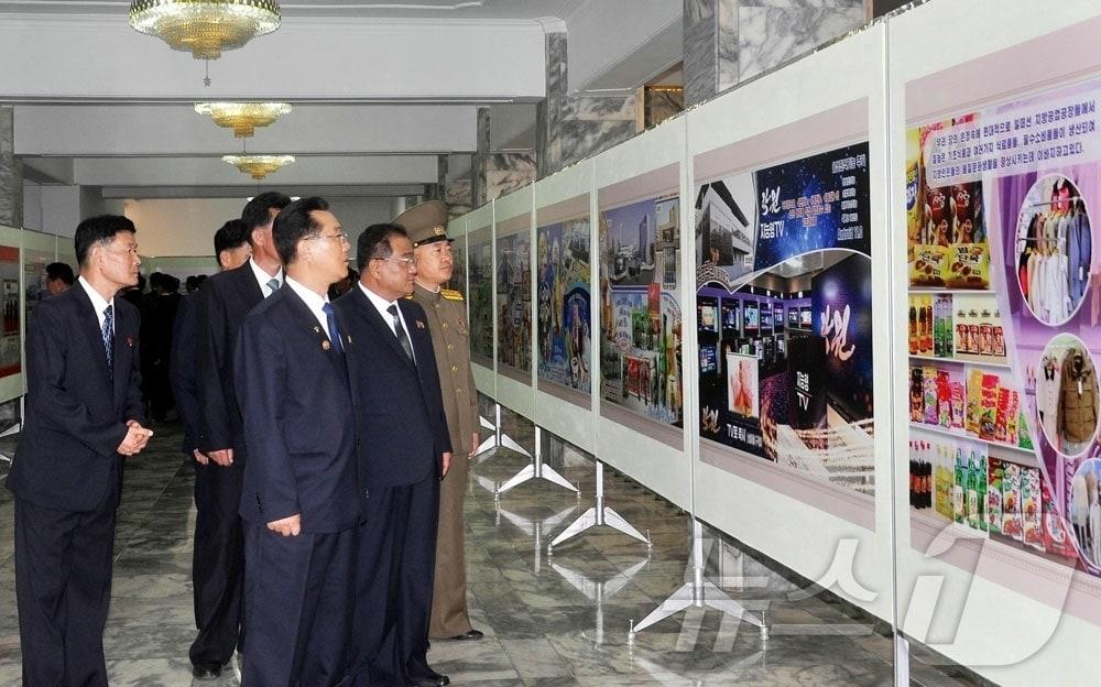 본문 이미지 - (평양 노동신문=뉴스1) = 북한 노동당 기관지 노동신문은 16일 "위대한 당의 현명한 영도 밑에 날로 비약하는 경공업 부문의 발전상을 보여주는 사진전람회 '경공업 발전의 휘황한 전망을 펼쳐주시여'가 각 도, 시, 군들에서 진행되고 있다"라고 보도했다. [국내에서만 사용가능. 재배포 금지. DB 금지. For Use Only in the Republic of Korea. Redistribution Prohibited] rodongphoto@news1.kr