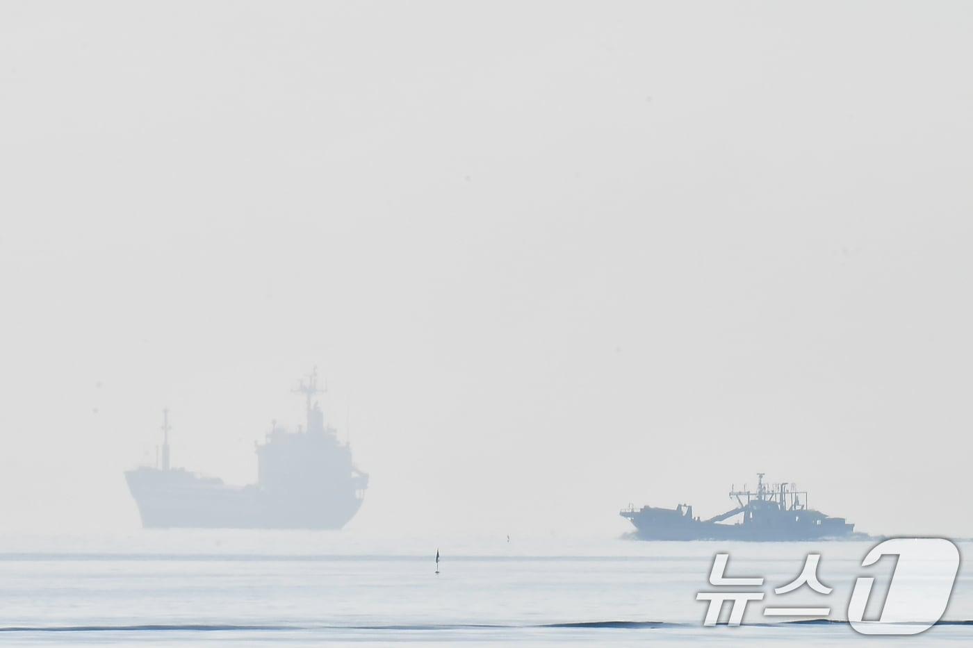 본문 이미지 - 16일 오전 경북 포항시 북구 영일대해수욕장 앞 바다에 짙은 바다 안개가 끼어있다. 2026.6.16 ⓒ 뉴스1 최창호 기자