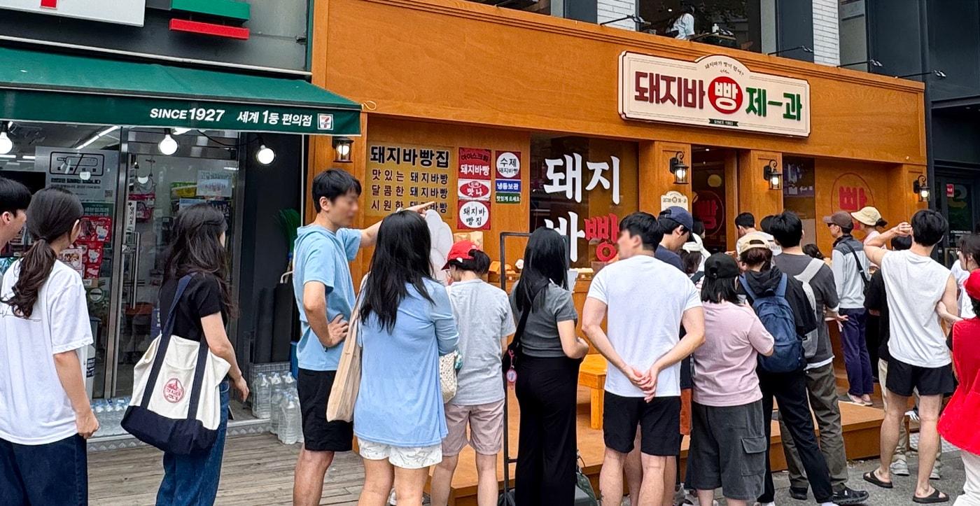 본문 이미지 - 롯데웰푸드 돼지바 빵집 since 1983 팝업스토어에 입장하기 위해 대기줄이 형성된 모습.(롯데웰푸드 제공)
