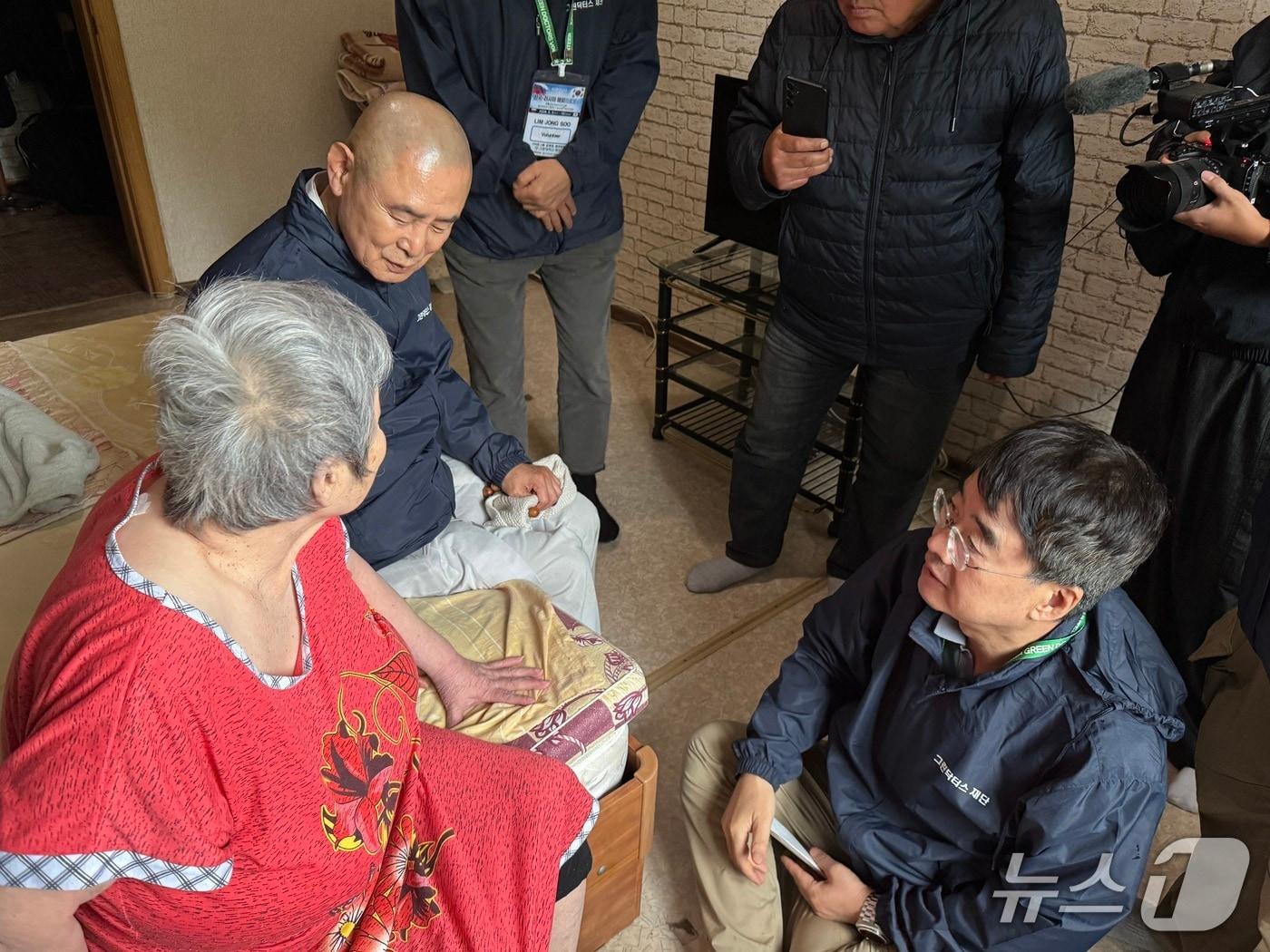 본문 이미지 - 지난 7일 옛 러시아 군인숙소에서 살고 있는 문류드밀라를 방문해 왕진봉사를 하고 있는 그린닥터스-온병원 의료봉사단. (그린닥터스 제공. 재판매 및 DB금지)