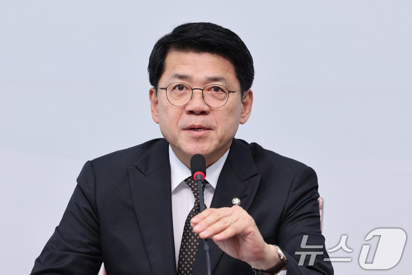 본문 이미지 - 김준형 조국혁신당 신임 원내대표가 16일 서울 여의도 국회에서 열린 의원총회에서 취임 모두발언을 하고 있다. 2026.6.16 ⓒ 뉴스1 신웅수 기자