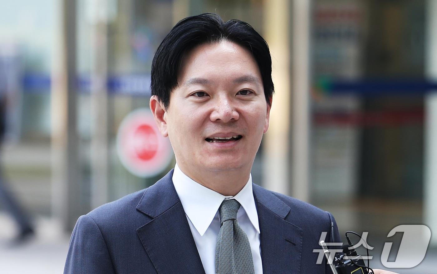 본문 이미지 - 박상용 인천지검 부부장검사가 16일 경기 수원시 영통구 수원지방법원에서 열리는 이화영 전 경기도 평화부지사의 국민참여재판에 증인으로 출석하고 있다. (공동취재) 2026.6.16 ⓒ 뉴스1 김영운 기자