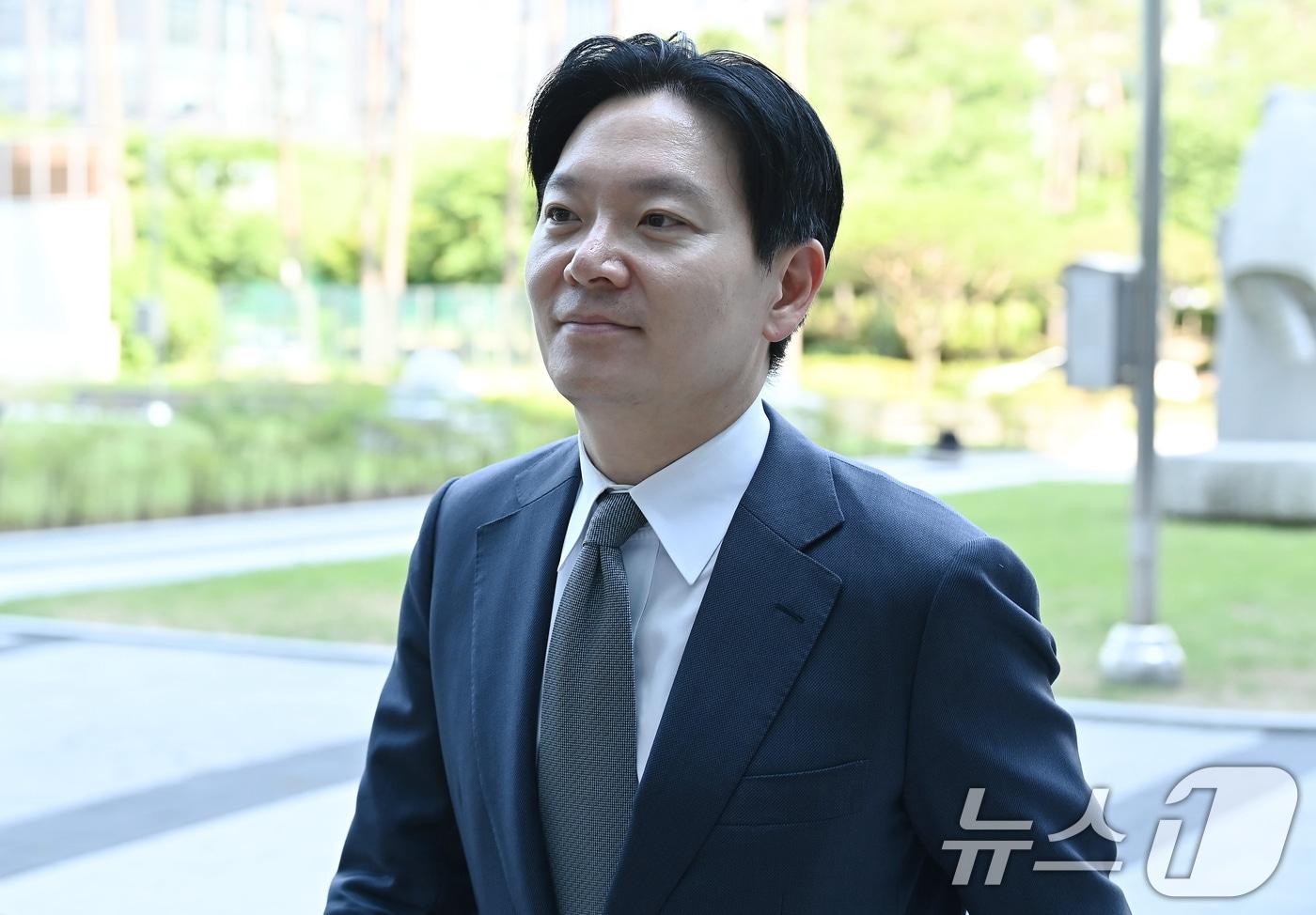 본문 이미지 - 박상용 인천지검 부부장검사가 16일 경기 수원시 영통구 수원지방법원에서 열리는 이화영 전 경기도 평화부지사의 국민참여재판에 증인으로 출석하고 있다. (공동취재) 2026.6.16 ⓒ 뉴스1 김영운 기자