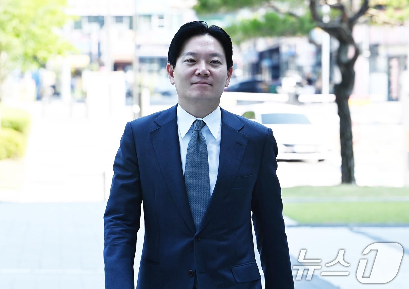 본문 이미지 - 박상용 인천지검 부부장검사가 16일 경기 수원시 영통구 수원지방법원에서 열리는 이화영 전 경기도 평화부지사의 국민참여재판에 증인으로 출석하고 있다. (공동취재) 2026.6.16 ⓒ 뉴스1 김영운 기자