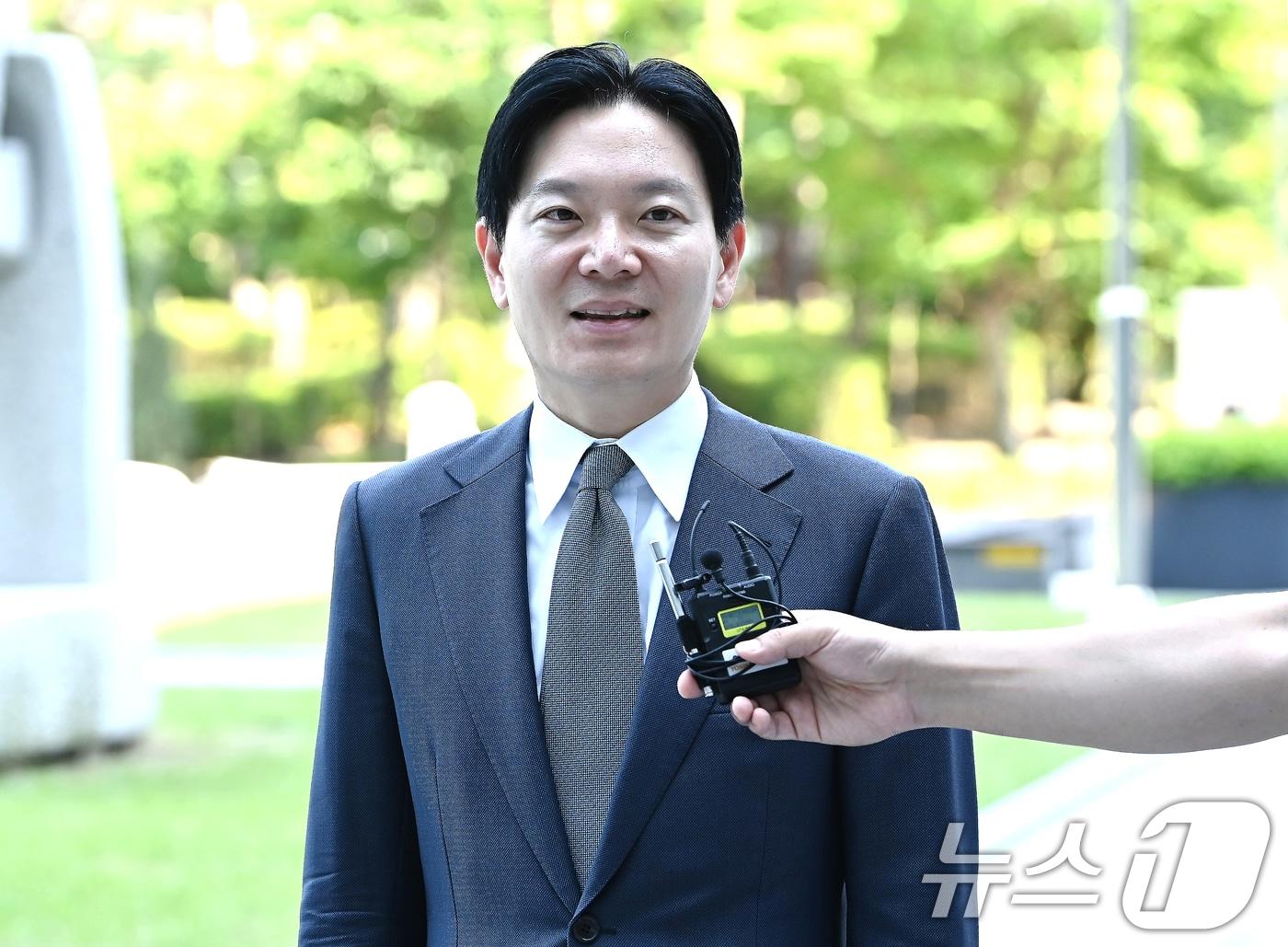 본문 이미지 - 박상용 인천지검 부부장검사가 16일 경기 수원시 영통구 수원지방법원에서 열리는 이화영 전 경기도 평화부지사의 국민참여재판에 증인으로 출석하고 있다. (공동취재) 2026.6.16 ⓒ 뉴스1 김영운 기자