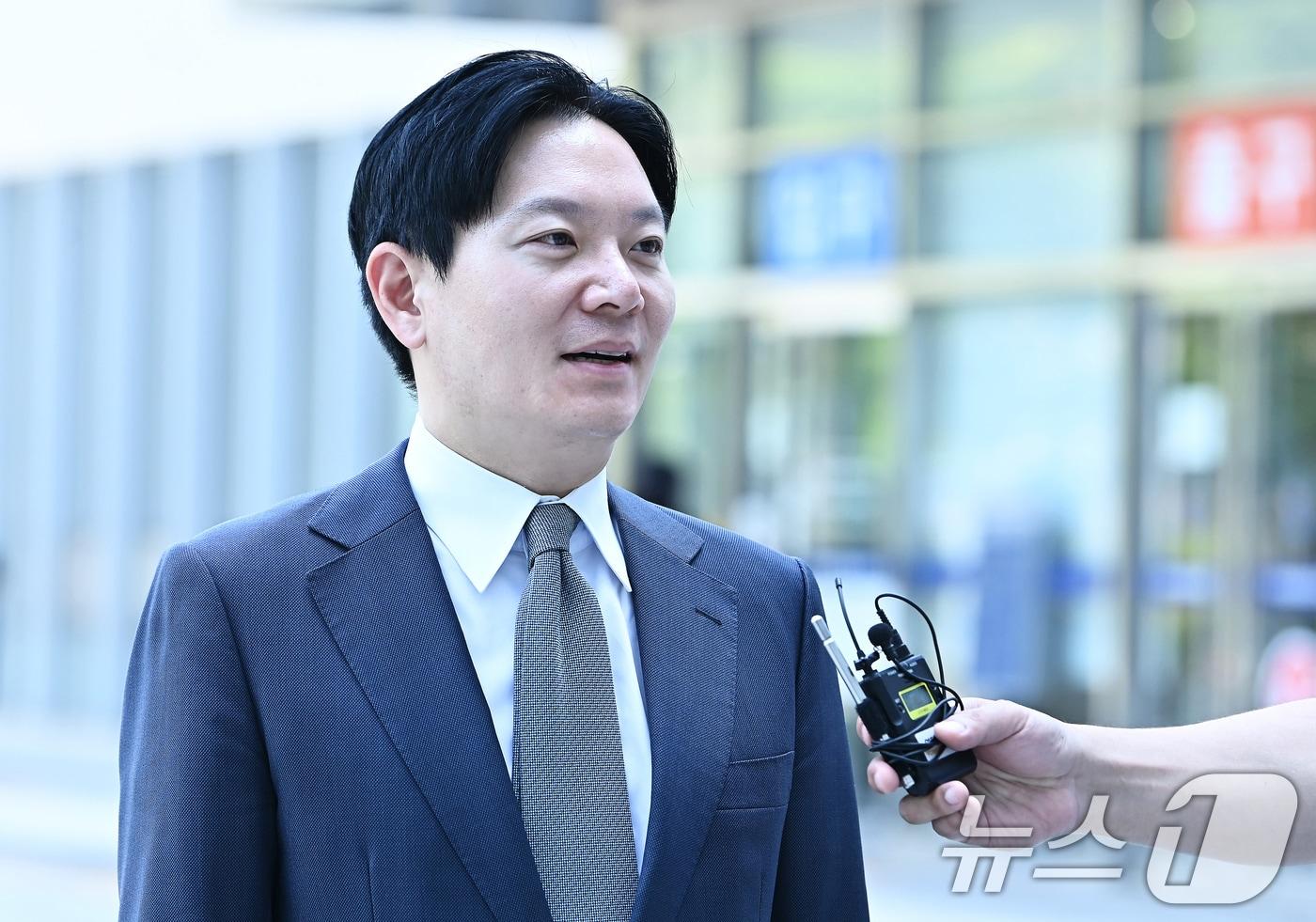 본문 이미지 - 박상용 인천지검 부부장검사가 16일 경기 수원시 영통구 수원지방법원에서 열리는 이화영 전 경기도 평화부지사의 국민참여재판에 증인으로 출석하고 있다. (공동취재) 2026.6.16 ⓒ 뉴스1 김영운 기자