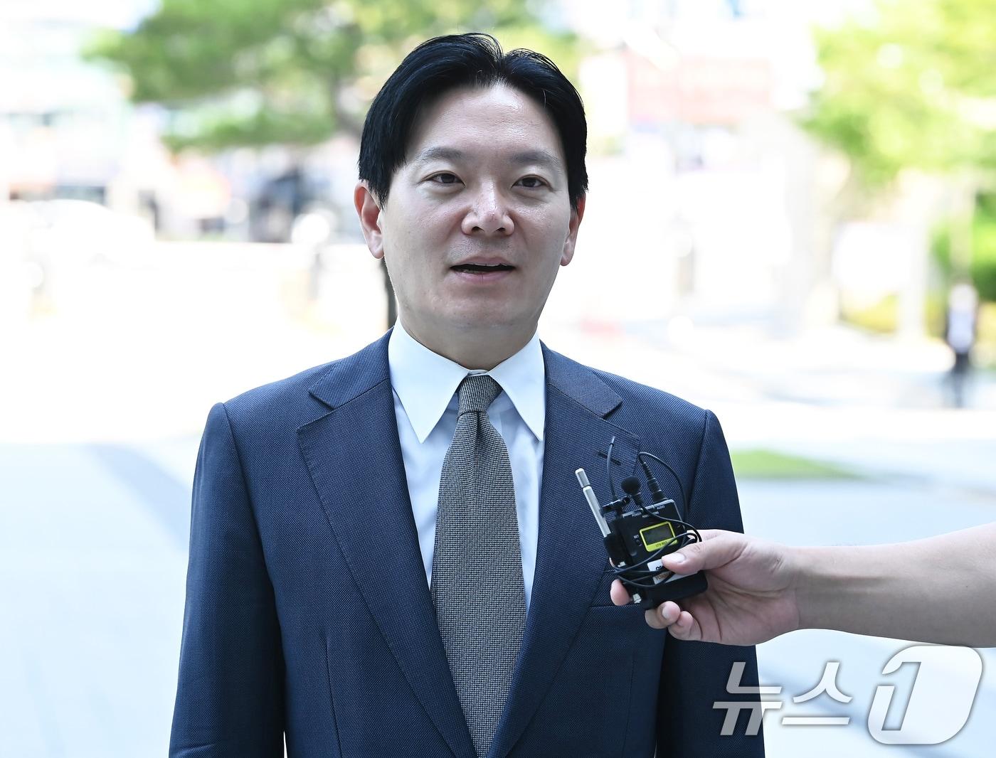 본문 이미지 - 박상용 인천지검 부부장검사가 16일 경기 수원시 영통구 수원지방법원에서 열리는 이화영 전 경기도 평화부지사의 국민참여재판에 증인으로 출석하고 있다. (공동취재) ⓒ 뉴스1 김영운 기자