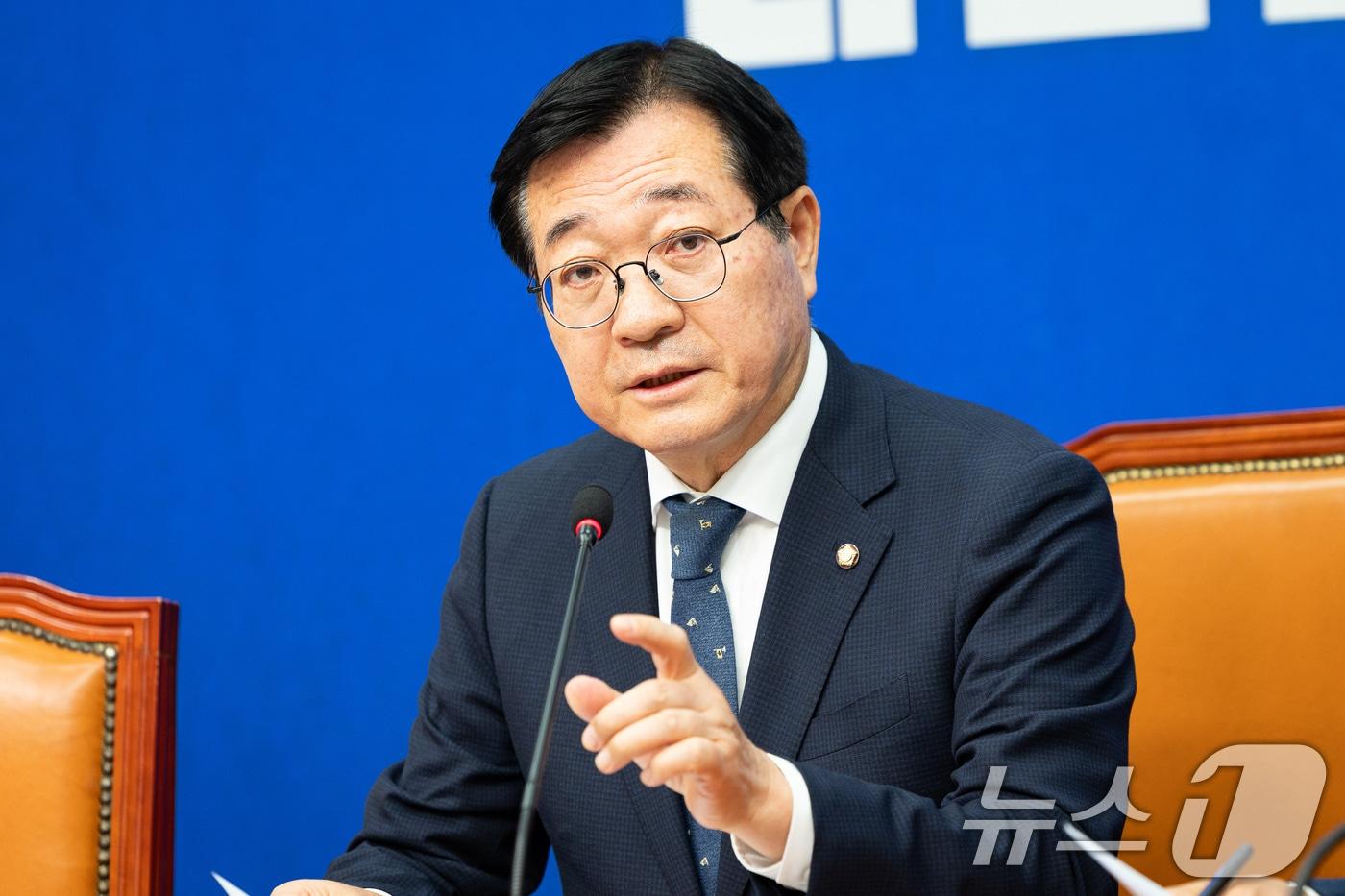 본문 이미지 - 민홍철 더불어민주당 중앙위원회 의장이 16일 서울 여의도 국회에서 열린 제6차 중앙위원회의에서 인사말을 하고 있다. 2026.6.16 ⓒ 뉴스1 유승관 기자