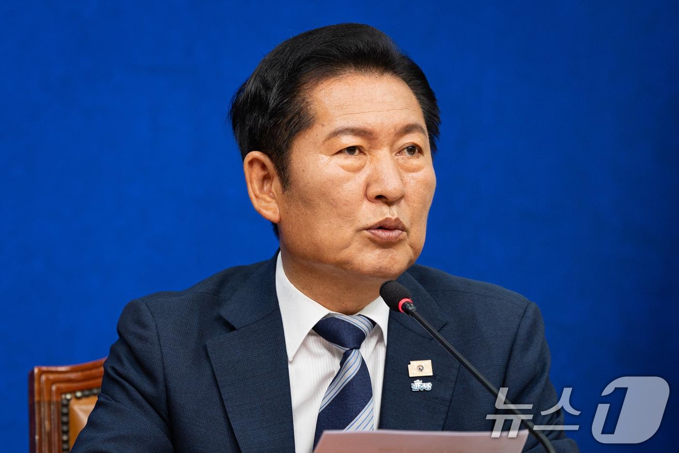 본문 이미지 - 정청래 더불어민주당 대표가 16일 서울 여의도 국회에서 열린 제6차 중앙위원회의에서 인사말을 하고 있다. 2026.6.16 ⓒ 뉴스1 유승관 기자