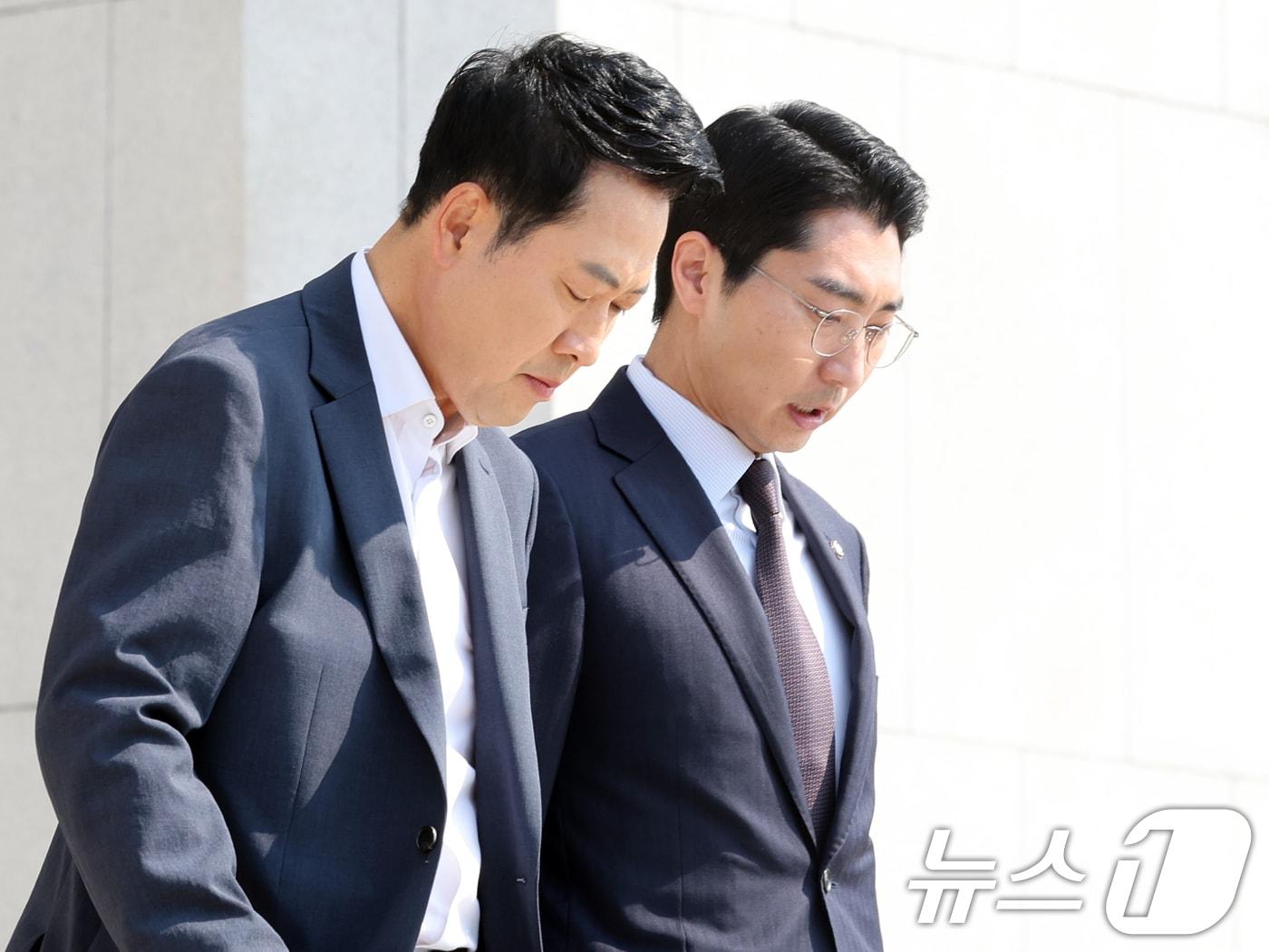 본문 이미지 - 장동혁 국민의힘 대표가 16일 오전 서울 여의도 국회에서 외부일정을 위해 박준태 당대표 비서실장과 함께 이동하고 있다. 2026.6.16 ⓒ 뉴스1 황기선 기자