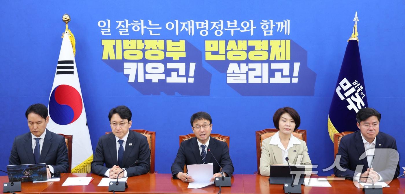 본문 이미지 - 한병도 더불어민주당 원내대표가 16일 서울 여의도 국회에서 열린 원내대책회의에서 발언하고 있다. 2026.6.16 ⓒ 뉴스1 신웅수 기자