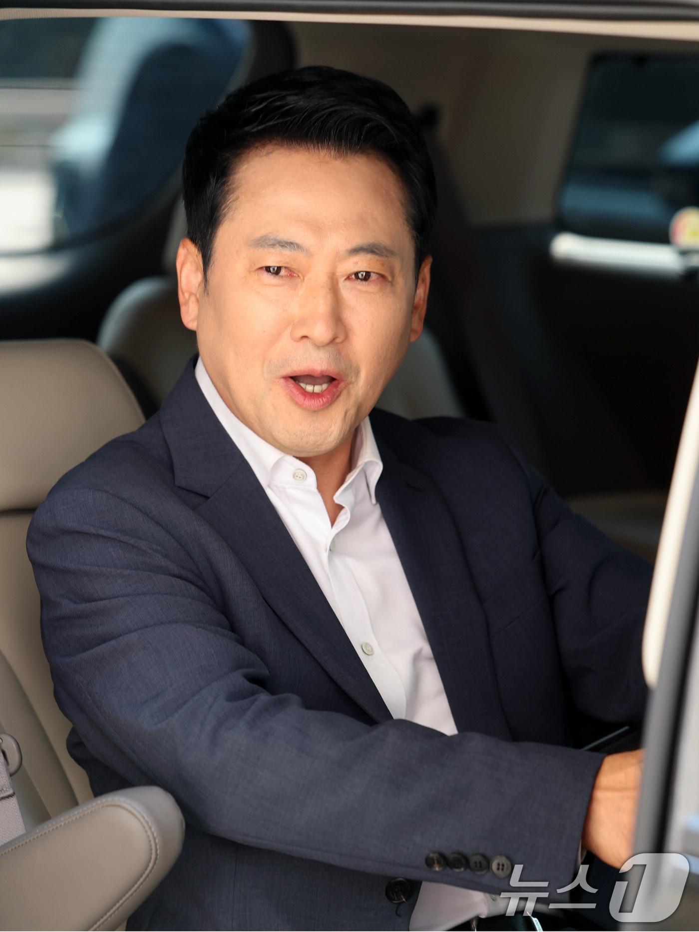 본문 이미지 - 장동혁 국민의힘 대표가 16일 오전 서울 여의도 국회에서 외부일정을 위해 차량에 오르고 있다. 2026.6.16 ⓒ 뉴스1 황기선 기자