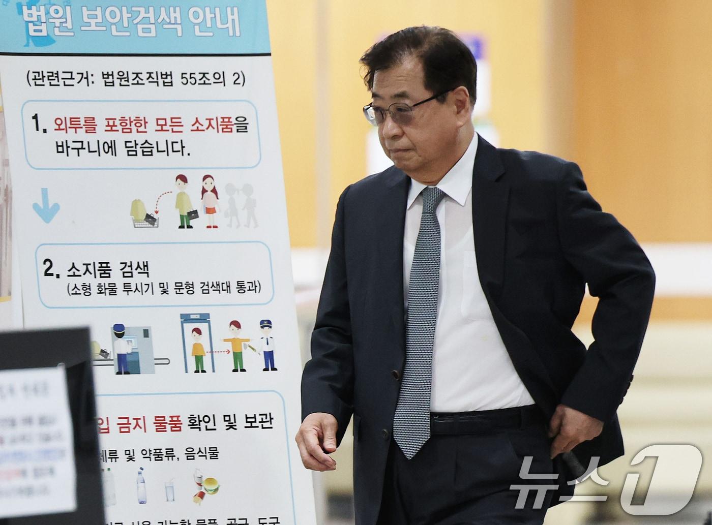 본문 이미지 - 서해 공무원 피격 사실 은폐를 시도한 혐의로 재판에 넘겨져 1심에서 무죄를 선고 받은 서훈 전 국가안보실장이 16일 서울 서초구 서울중앙지방법원에서 열린 허위공문서 작성 및 행사 등 항소심 선고 공판에 츨석하고 있다. 2026.6.16 ⓒ 뉴스1 오대일 기자