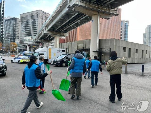 본문 이미지 - 서울역 주변에서 협력사업 참여 노숙인들이 환경미화 작업을 하고 있다.(코레일 제공.재판매 및 DB금지)/뉴스1