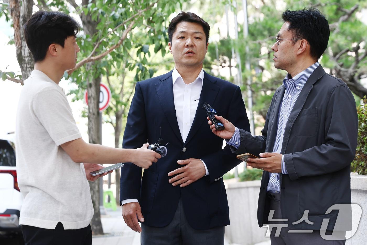 본문 이미지 - 최재훈 전 서울중앙지검 반부패2부장이 16일 오전 김건희 여사의 도이치모터스 주가조작 사건 수사무마 의혹 관련 참고인 조사를 받기 위해 경기 과천 2차 종합특검 사무실로 출석하고 있다. 2026.6.16 ⓒ 뉴스1 김민지 기자