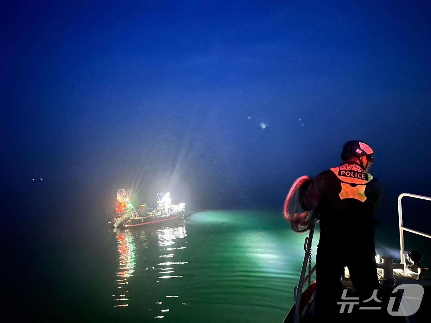 본문 이미지 - 16일 오전 3시 50분께 군산 비응항 서방 약 10㎞ 해상에서 레저보트 엔진 고장으로 표류하던 관광객 2명이 해경에 구조됐다.(군산해경 제공. 재판매 및 DB금지)