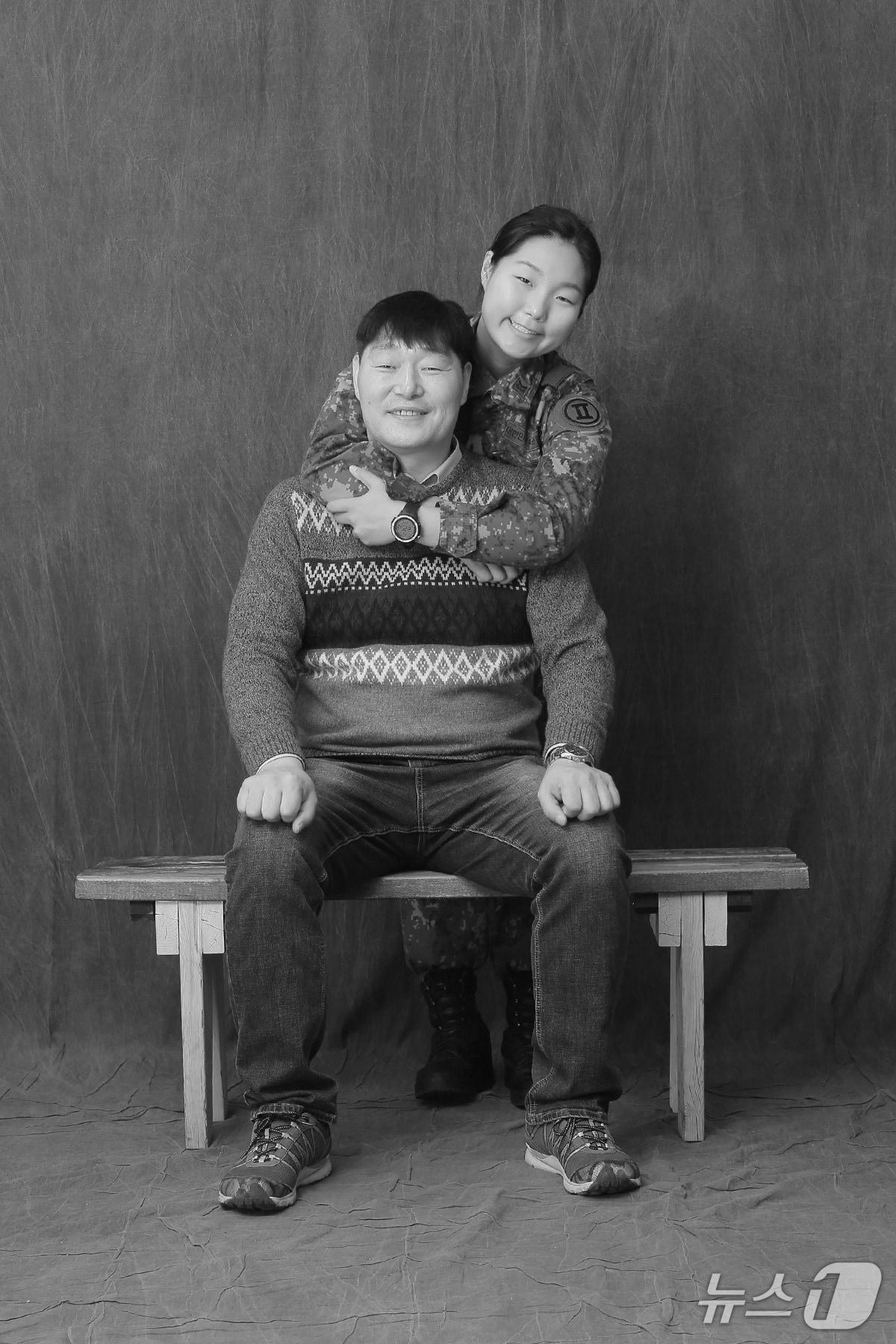 본문 이미지 - 딸에게 "약한 사람, 힘없는 사람 편에 서야 한다"고 당부하던 50대 가장이 장기기증으로 3명의 환자를 살린 뒤 세상을 떠났다. 사진은 딸 재경 씨와 김용섭 씨(53) 모습.(한국장기조직기증원 제공)