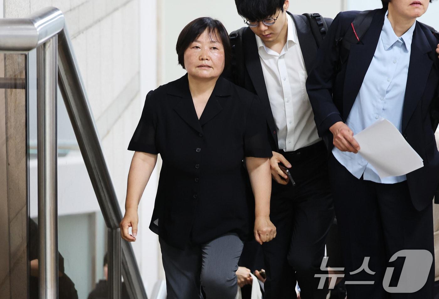 본문 이미지 - 국가보안법 위반 혐의로 구속영장이 청구된 한명희 민중민주당 대표가 16일 서울 서초구 서울중앙지방법원에서 열린 구속 전 피의자 심문(영장실질심사)에 출석하고 있다. 2026.6.16 ⓒ 뉴스1 오대일 기자