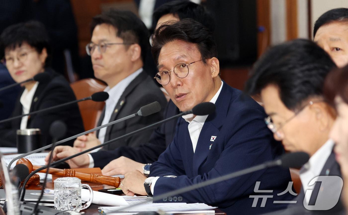 본문 이미지 - 김민석 국무총리가 16일 오전 서울 종로구 세종대로 정부서울청사에서 열린 국무회의 겸 비상경제본부회의에서 유재성 경찰청장 직무대행으로 부터 올림픽 공원 시위대에 대한 보고를 받고 있다. 2026.6.16 ⓒ 뉴스1 김명섭 기자