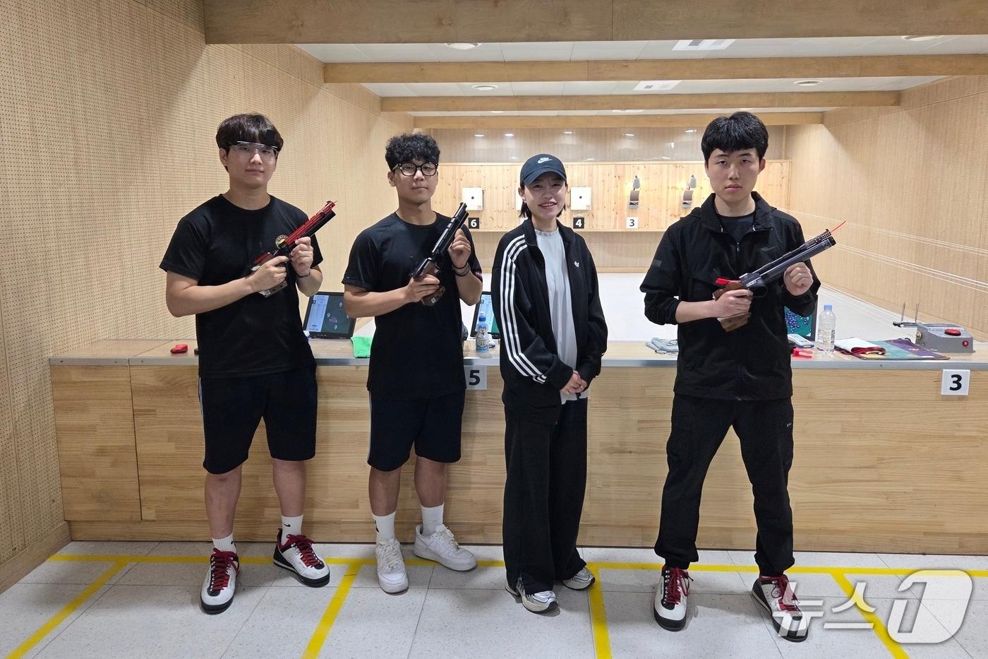 본문 이미지 - 올림픽 사격 은메달리스트 김예지(오른쪽 두번째)의 단양고 사격부 원포인트 레슨(단양군 제공. 재판매 및 DB금지)