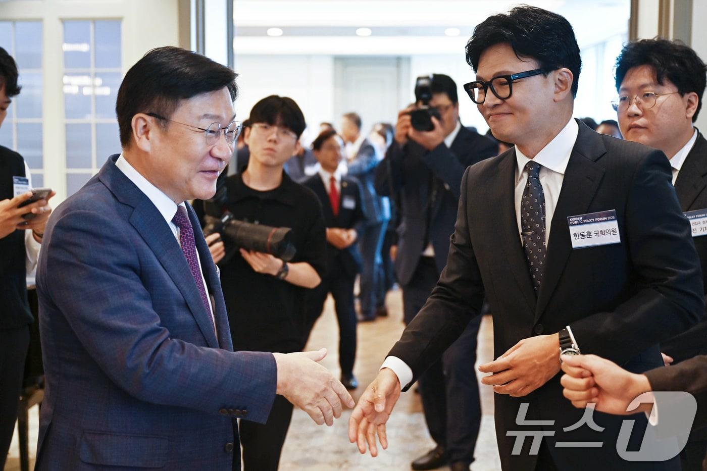 본문 이미지 - 정점식 국민의힘 원내대표와 한동훈 무소속 의원이 6월 16일 서울 여의도 CCMM빌딩에서 열린 2026 국민공공정책포럼에 참석해 인사를 나누고 있다. (국민일보 제공. 재판매 및 DB 금지) 2026.6.16 ⓒ 뉴스1 유승관 기자
