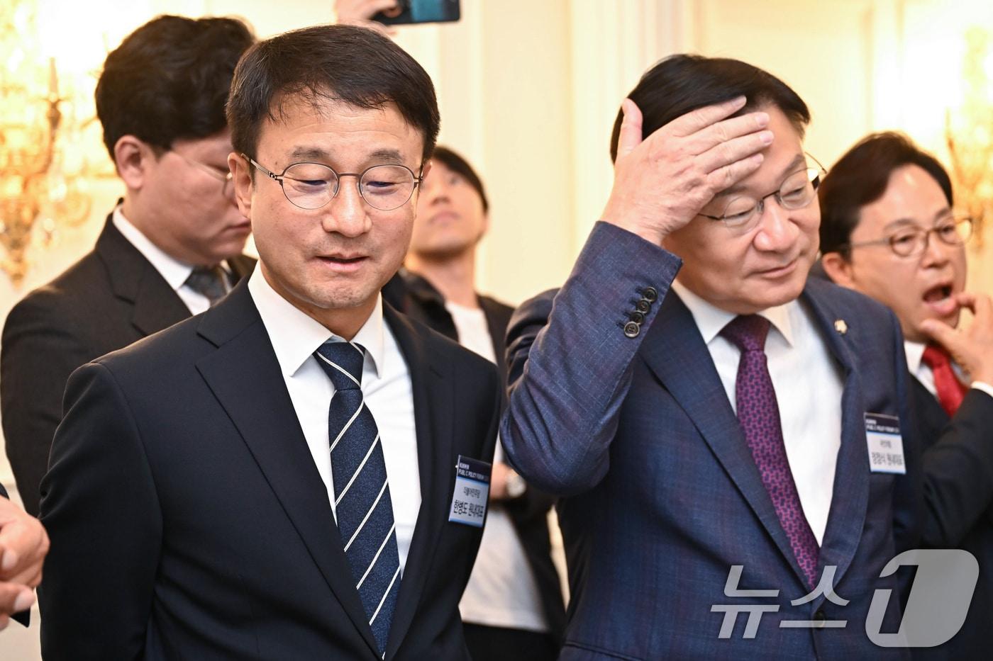 본문 이미지 - 한병도 더불어민주당 원내대표와 정점식 국민의힘 원내대표가 16일 서울 여의도 CCMM빌딩에서 열린 2026 국민공공정책포럼에 참석해 자리하고 있다. (국민일보 제공. 재판매 및 DB 금지) 2026.6.16 ⓒ 뉴스1 유승관 기자