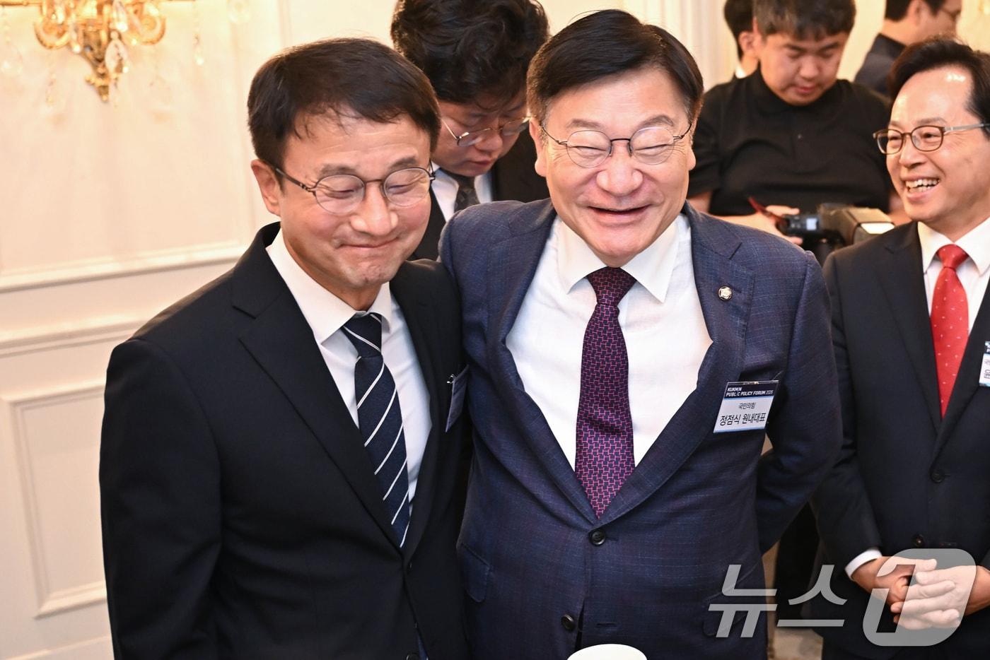 본문 이미지 - 한병도 더불어민주당 원내대표와 정점식 국민의힘 원내대표가 16일 서울 여의도 CCMM빌딩에서 열린 2026 국민공공정책포럼에 참석해 밝은 표정으로 대화하고 있다. (국민일보 제공. 재판매 및 DB 금지) 2026.6.16 ⓒ 뉴스1 유승관 기자