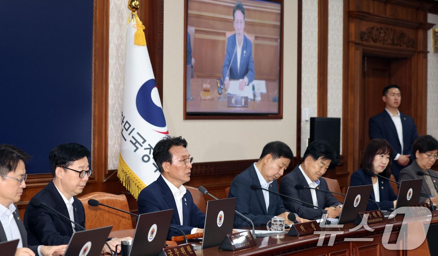 본문 이미지 - 김민석 국무총리가 16일 오전 서울 종로구 세종대로 정부서울청사에서 열린 국무회의 겸 비상경제본부회의에서 모두 발언을 하고 있다. 2026.6.16 ⓒ 뉴스1 김명섭 기자