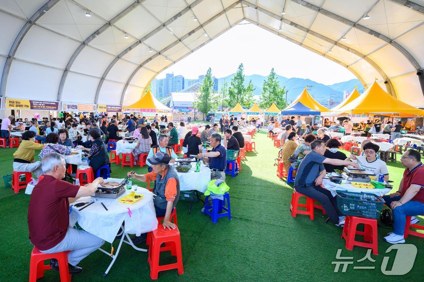 본문 이미지 - 제21회 남해 마늘한우 축제 장면(남해군 제공. 재판매 및 DB금지).