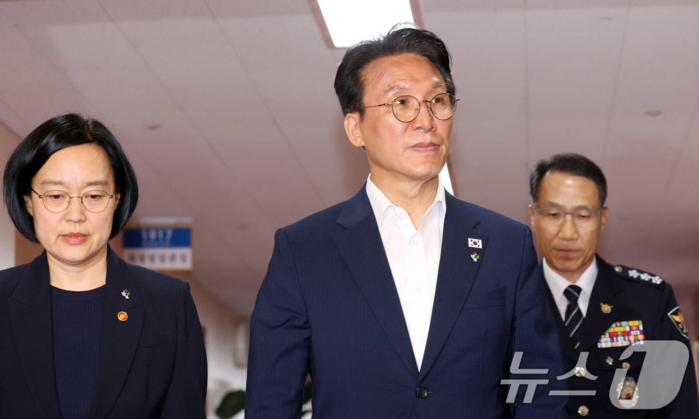본문 이미지 - 김민석 국무총리, 한성숙 국무총리 후보자가 16일 오전 서울 종로구 세종대로 정부서울청사에서 열린 국무회의 겸 비상경제본부회의에 참석하고 있다. 2026.6.16 ⓒ 뉴스1 김명섭 기자