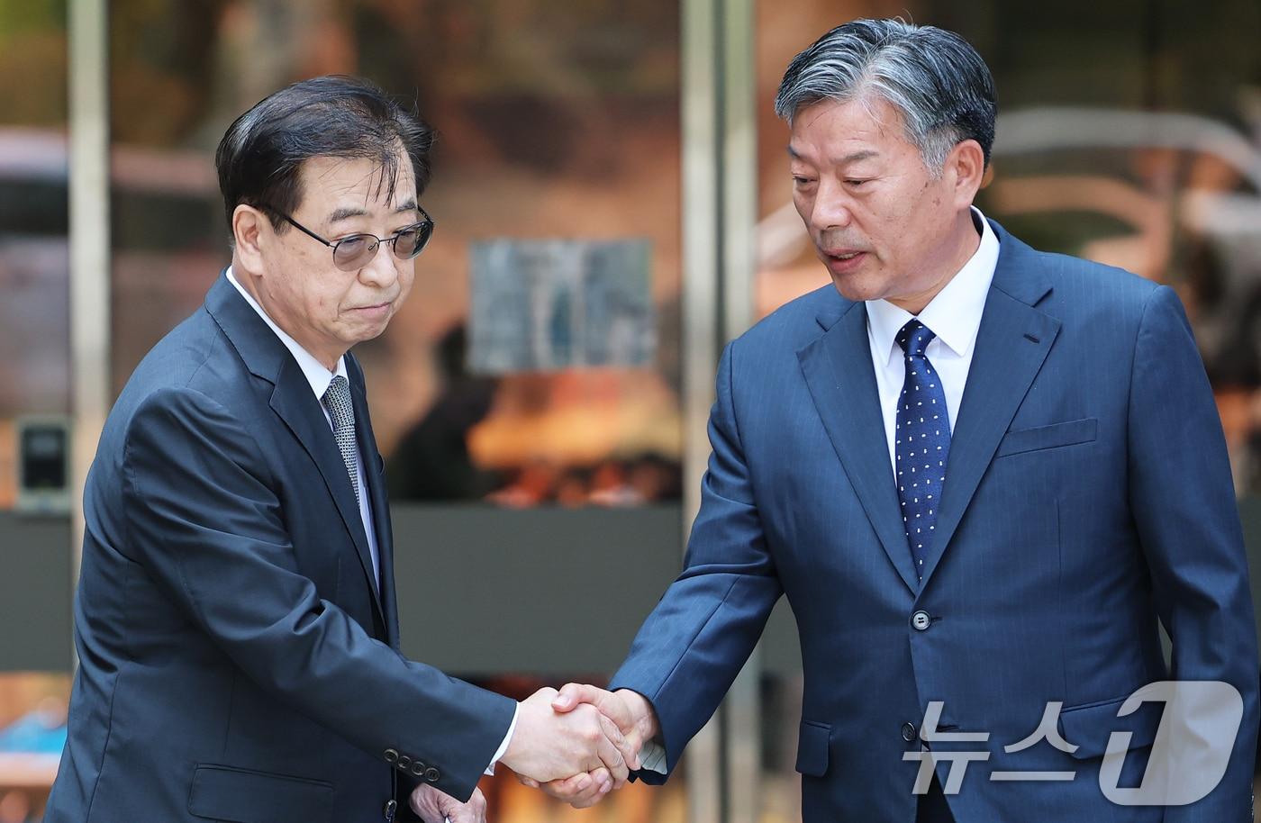 본문 이미지 - 서훈 전 국가안보실장과 김홍희 전 해양경찰청장이 16일 서울 서초구 서울중앙지방법원애서 열린 서해 공무원 피격 사건 관련 허위공문서 작성 및 행사 등 항소심 선고 공판에서 나란히 무죄를 선고받은 후 법정을 나서며 악수를 나누고 있다. 2026.6.16 ⓒ 뉴스1 오대일 기자