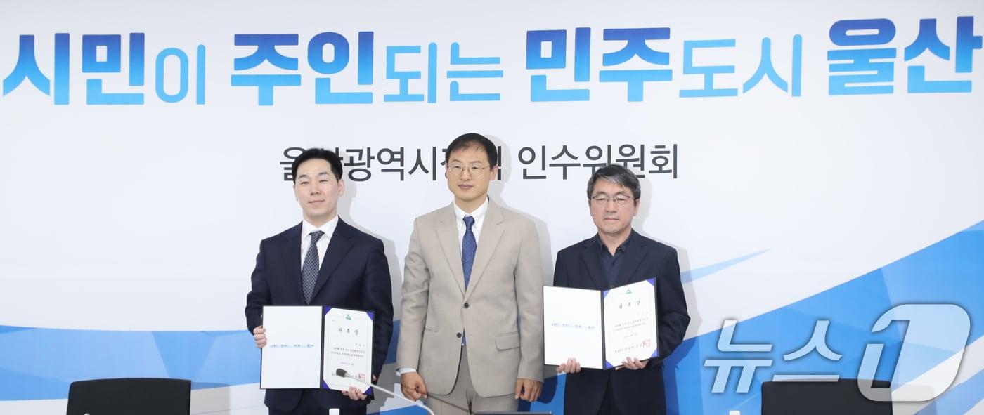 본문 이미지 - 김상욱 울산시장 당선인이 16일 울산 남구 상수도사업본부에서 울산시장직 인수위원회 출범식을 열고 인수위원장, 부위원장과 기념촬영을 하고 있다. 2026.6.16 ⓒ 뉴스1 조민주 기자