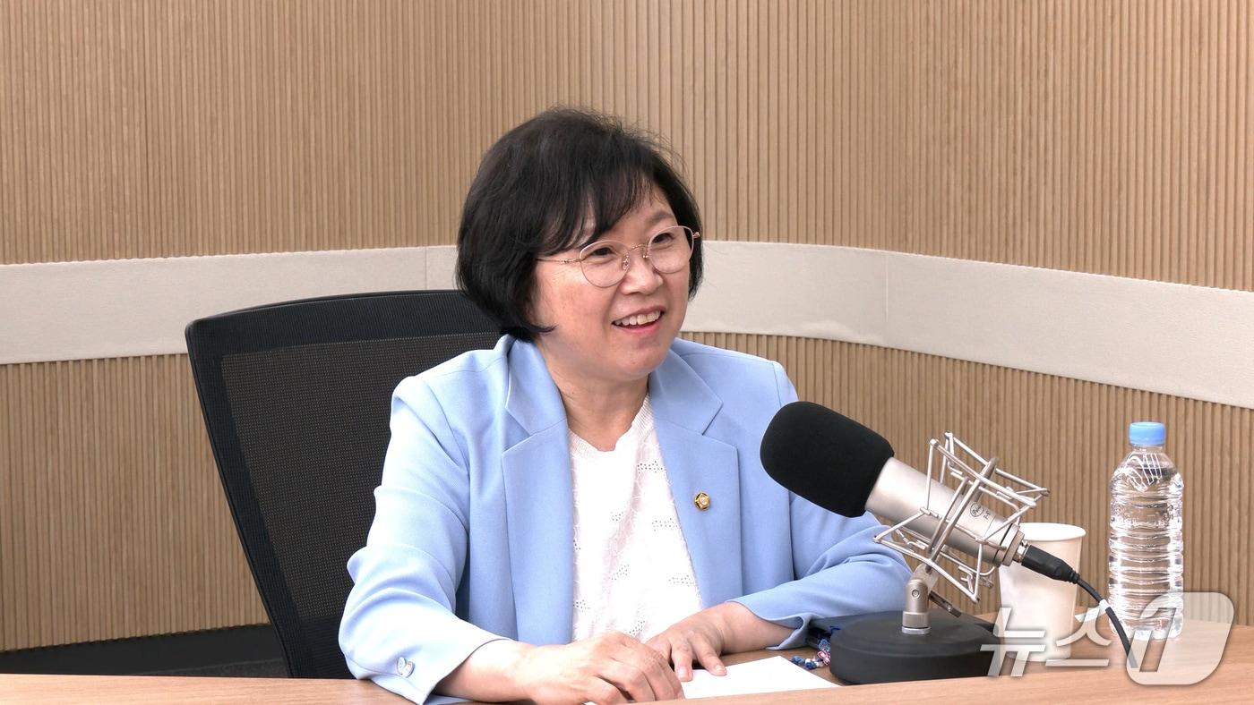 본문 이미지 - 김현 더불어민주당 의원이 뉴스1TV '팩트앤뷰'에 출연해 질문에 답하고 있다. 2026.6.16./뉴스1