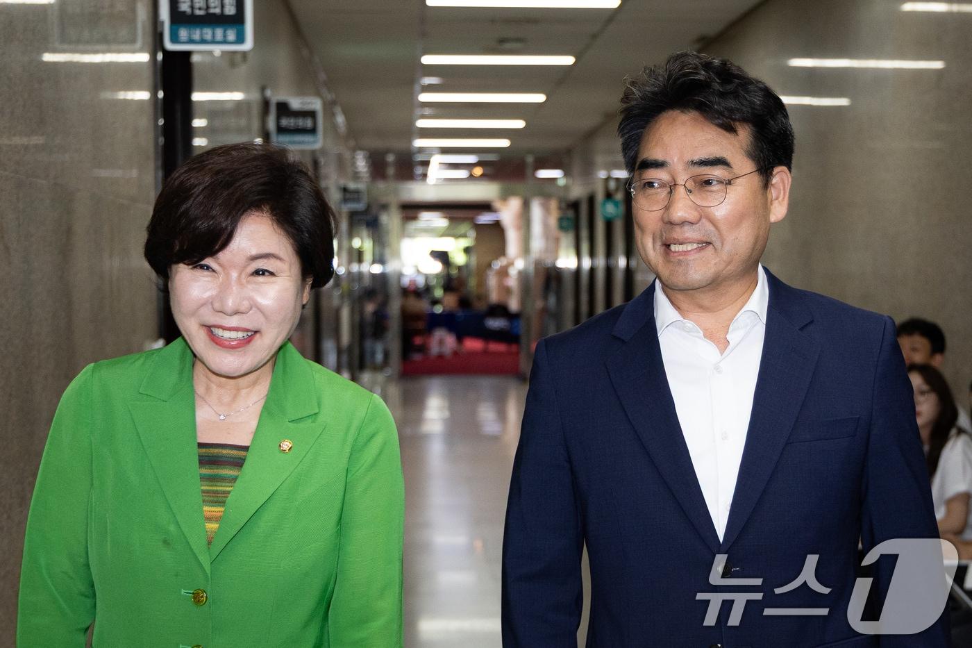 본문 이미지 - 국민의힘 소장파 의원 모임 '대안과미래' 간사 이성권 의원(오른쪽)과 조은희 의원이 16일 서울 여의도 국회에서 정점식 원내대표 면담을 위해 원내대표실로 들어서고 있다. 2026.6.16 ⓒ 뉴스1 유승관 기자