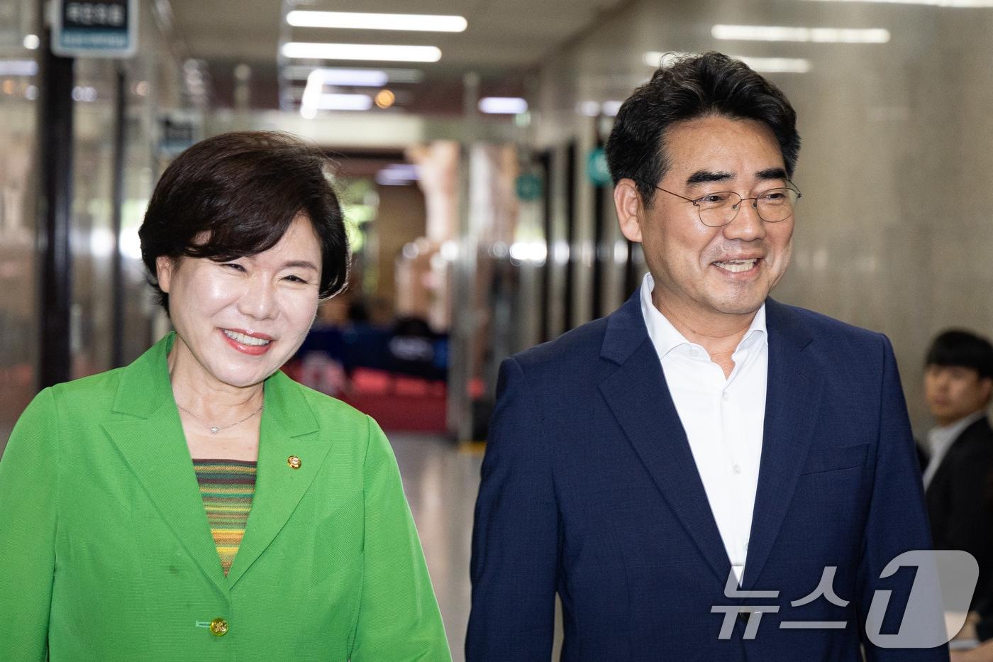 본문 이미지 - 국민의힘 소장파 의원 모임 '대안과미래' 간사 이성권 의원(오른쪽)과 조은희 의원이 16일 서울 여의도 국회에서 정점식 원내대표 면담을 위해 원내대표실로 들어서고 있다. 대안과미래는 당 지도부의 6·3 지방선거 선거소청 결정과 관련해 의원총회 소집을 요청할 예정이다. 2026.6.16 ⓒ 뉴스1 유승관 기자