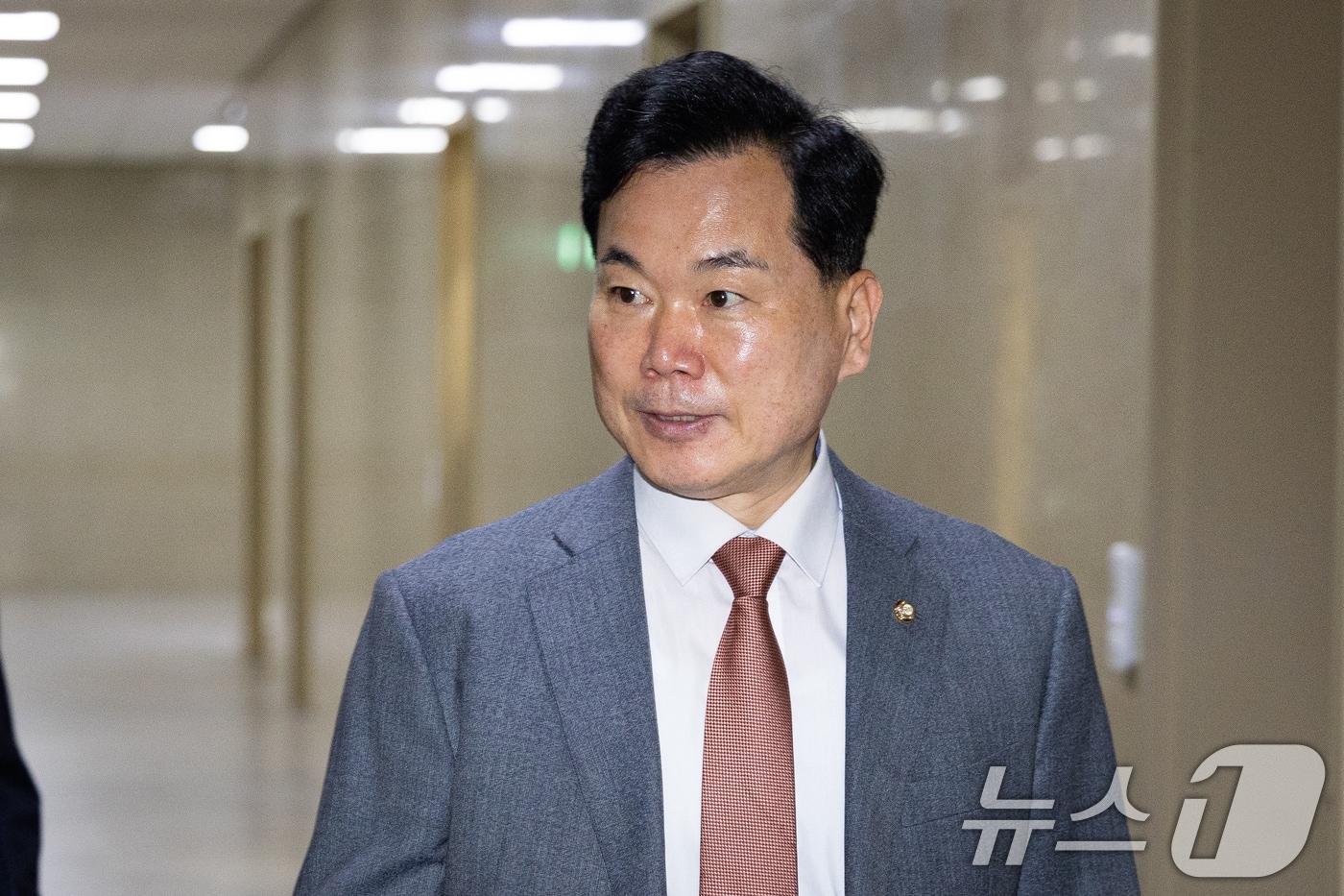 본문 이미지 - 김승수 국민의힘 원내운영수석부대표가 16일 서울 여의도 국회에서 여야 원내수석 회동을 위해 운영위원장실로 향하고 있다. 2026.6.16 ⓒ 뉴스1 유승관 기자
