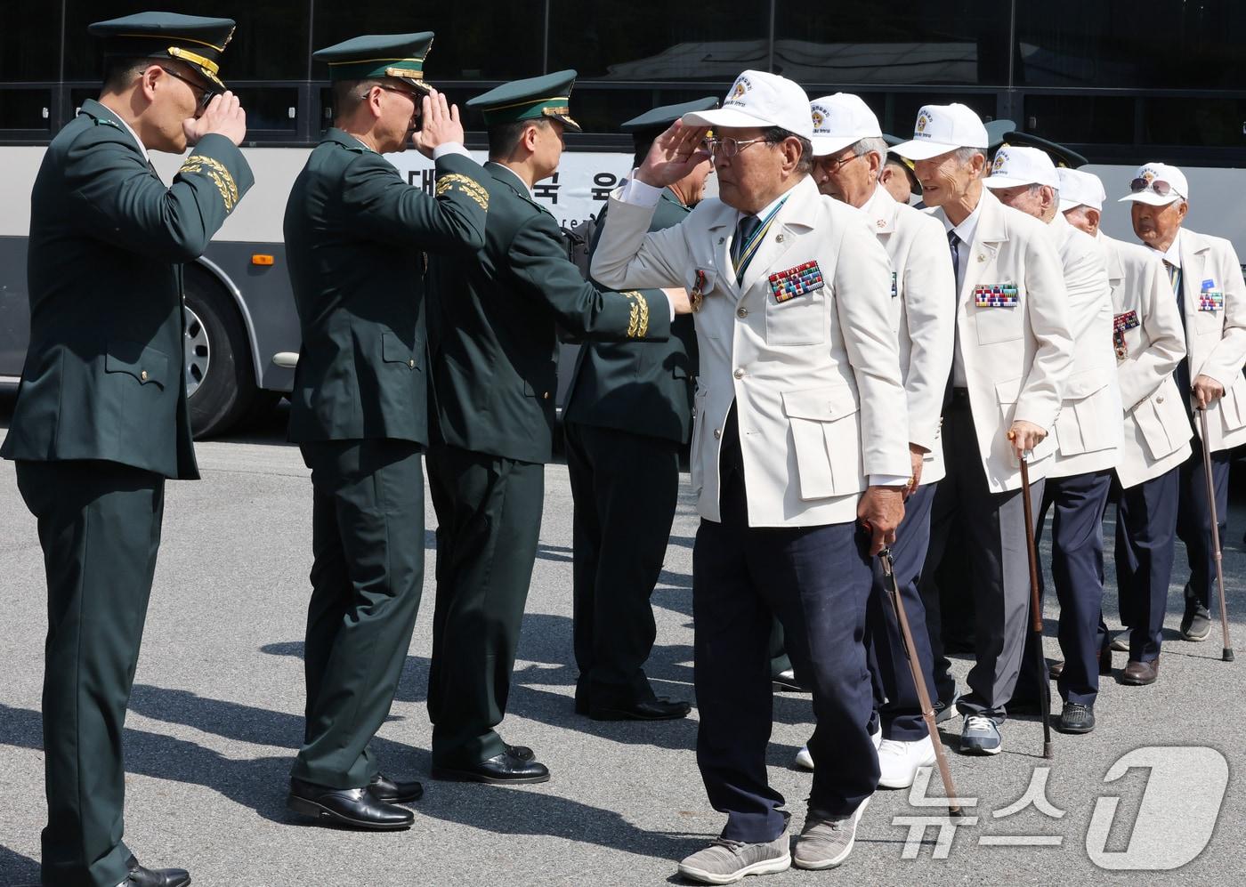 본문 이미지 - 16일 육군 32보병사단에서 열린 참전용사와 지역주민 부대초청 행사에서 김지면 사단장과 장교들이 참전용사에게 거수경례를 하며 인사하고 있다. 2026.6.16 ⓒ 뉴스1 김기태 기자