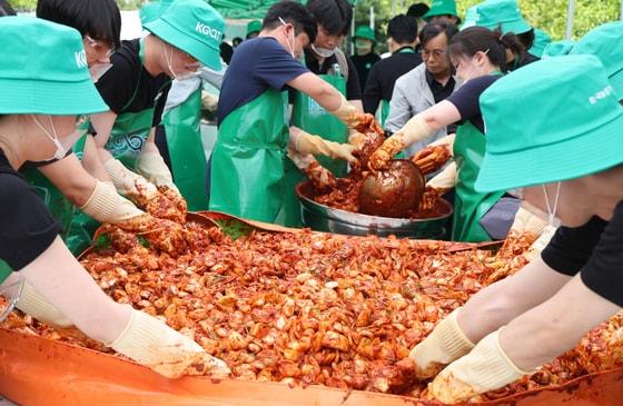 본문 이미지 - 전북 익산시 한국농업기술진흥원에서 열린 국산 양파 소비촉진 상생 캠페인 현장. 2026.6.16 ⓒ 뉴스1 유경석 기자