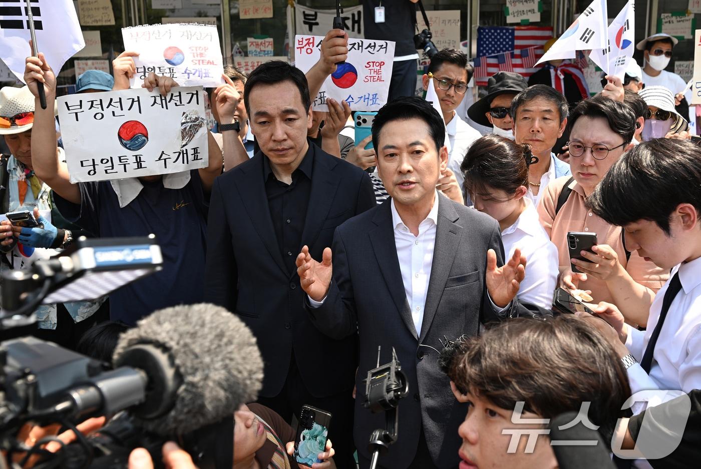 본문 이미지 - 장동혁 국민의힘 대표가 16일 서울 송파구 올림픽공원 핸드볼경기장을 찾아 6·3 지방선거 '투표용지 부족 사태'로 봉쇄 시위를 하고 있는 시위대를 격려하고 있다. (공동취재) 2026.6.16 ⓒ 뉴스1 김도우 기자