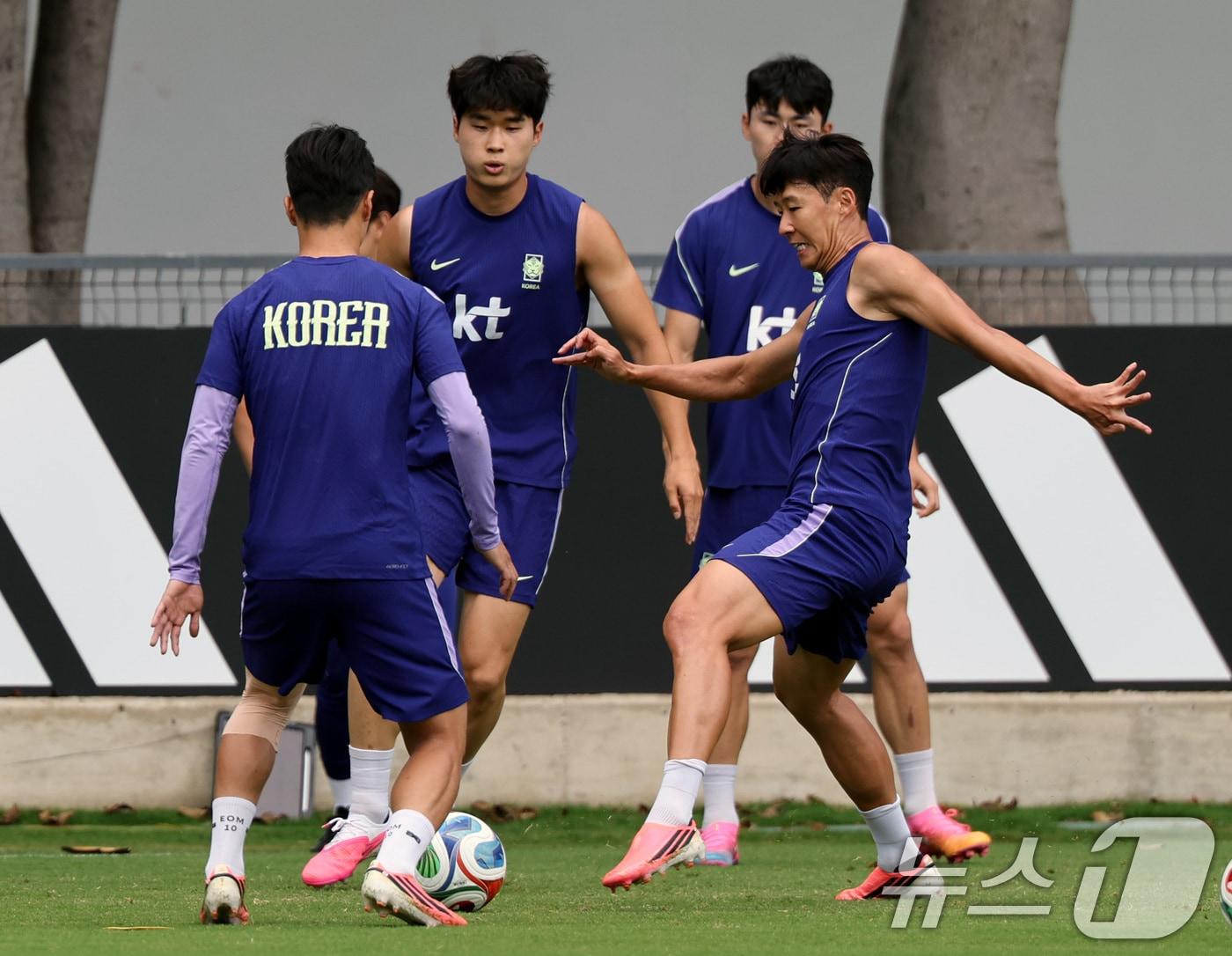 본문 이미지 - 한국 축구 국가대표팀 주장 손흥민이 15일(현지시간) 멕시코 과달라하라 인근 사포판 치바스 바예 베르데 훈련장에서 개최국 멕시코와의 월드컵 조별리그 2차전을 앞두고 훈련에 매진하고 있다. 2026.6.16 ⓒ 뉴스1 박지혜 기자
