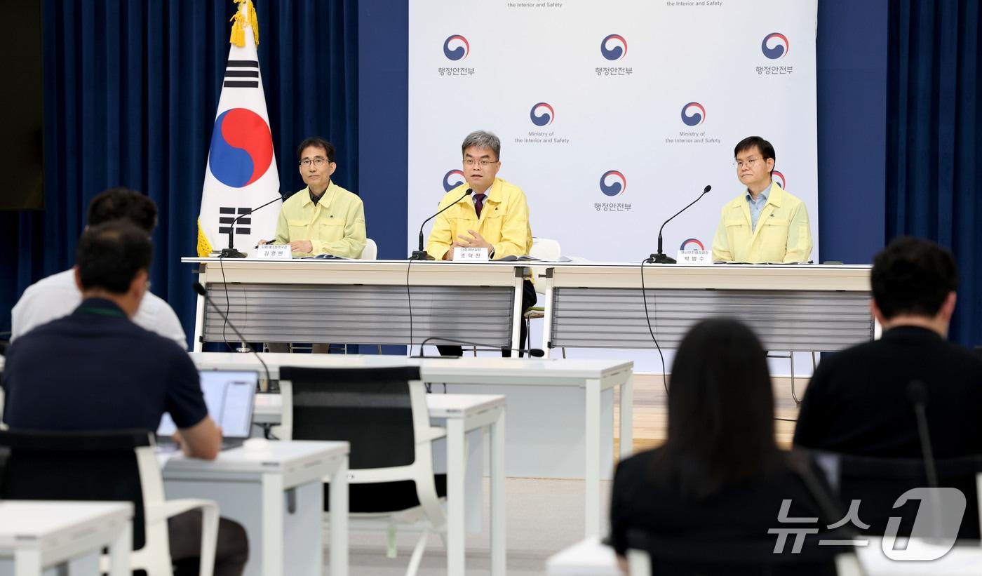 본문 이미지 - 조덕진 행정안전부 사회재난실장이 16일 정부세종청사 중앙동 브리핑룸에서 열린 '여름철 수상 안전관리 강화 대책' 정책설명회에서 수상 안전사고 예방을 위한 주요 대책을 설명하고 있다.
