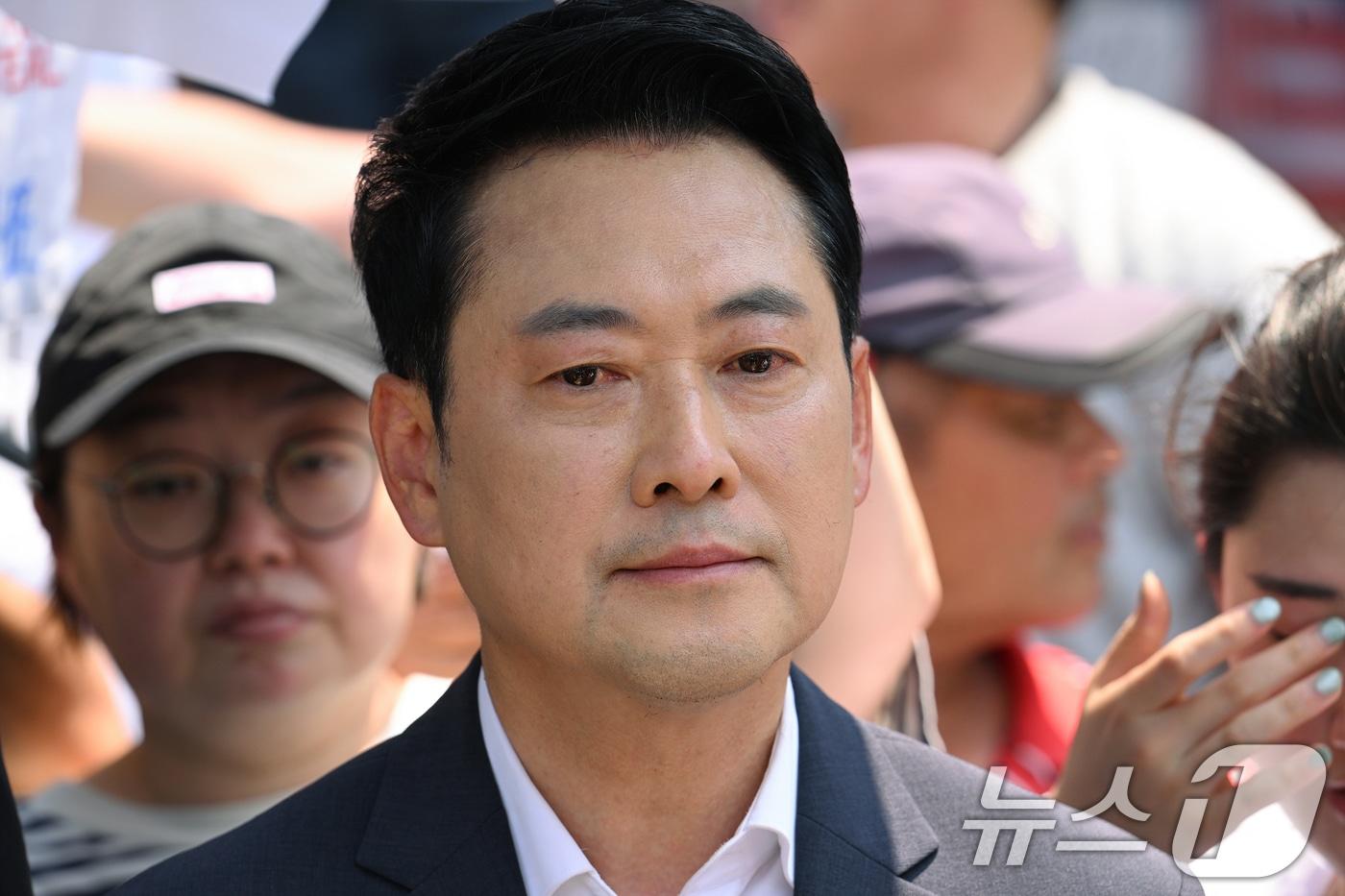 본문 이미지 - 장동혁 국민의힘 대표가 16일 서울 송파구 올림픽공원 핸드볼경기장을 찾아 6·3 지방선거 '투표용지 부족 사태'로 봉쇄 시위를 하고 있는 현장을 방문하고 있다. (공동취재) 2026.6.16 ⓒ 뉴스1 김도우 기자