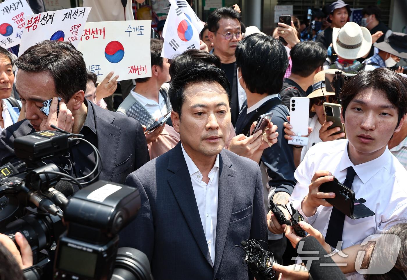 본문 이미지 - 장동혁 국민의힘 대표가 16일 서울 송파구 올림픽공원 핸드볼경기장을 찾아 6·3 지방선거 '투표용지 부족 사태'로 봉쇄 시위를 하고 있는 시위대를 격려하고 있다. 2026.6.16 ⓒ 뉴스1 김도우 기자